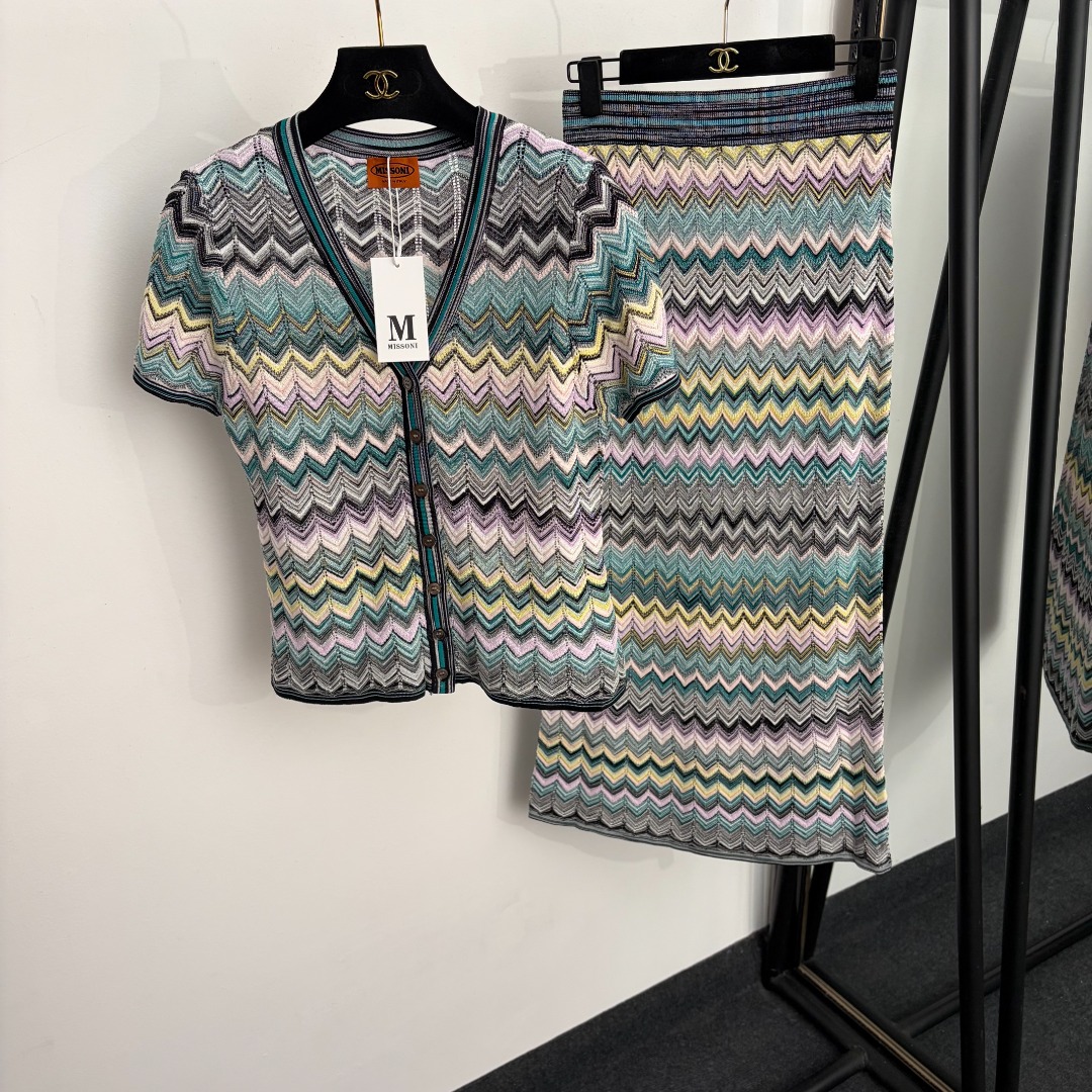 NO:933300,Model No. 20265578 Misson's latest suit, gradient wavy striped V-neck short-sleeved knitted cardigan + hip-covering high-waisted knitted skirt, color matching, S-XL, [M size bust 82, sleeve length 17, length 52; waist 64 stretch, length 85; weight 0.425kg], women's clothing, skirts, T-shirt,19860909款号20265578 Misson*新款套装,渐变色波浪条纹V领短袖针织开衫+包臀高腰针织半裙,拼色,S-XL,【M码胸围82,袖长17,长52；腰围64弹力,长85；重量0.425kg】,女装,skirts,T-shirt,,Women's clothing