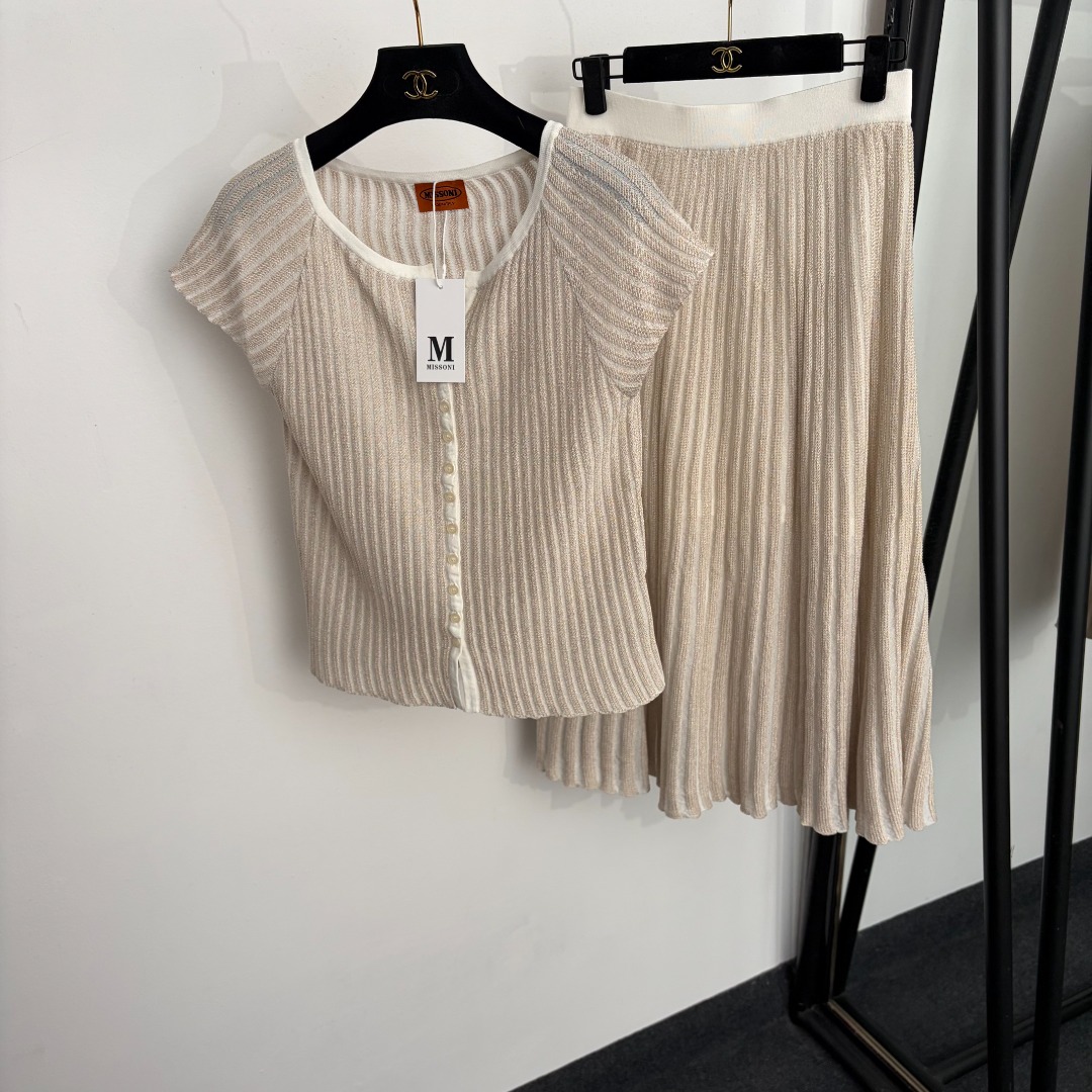 NO:933308,Model No. 20265579 Misson's latest suit, bright silk blended short-sleeved knitted cardigan top + high-waisted knitted skirt, apricot, navy, blue, S-XL, [M size bust 78, sleeve length 15, length 52; waist 66 stretch, length 77; weight 0.465kg], women's clothing, skirts, T-shirt,19860909款号20265579 Misson*新款套装,亮丝混纺短袖针织开衫上衣+高腰针织半裙,杏色,藏蓝色,蓝色,S-XL,【M码胸围78,袖长15,长52；腰围66弹力,长77；重量0.465kg】,女装,skirts,T-shirt,,Women's clothing