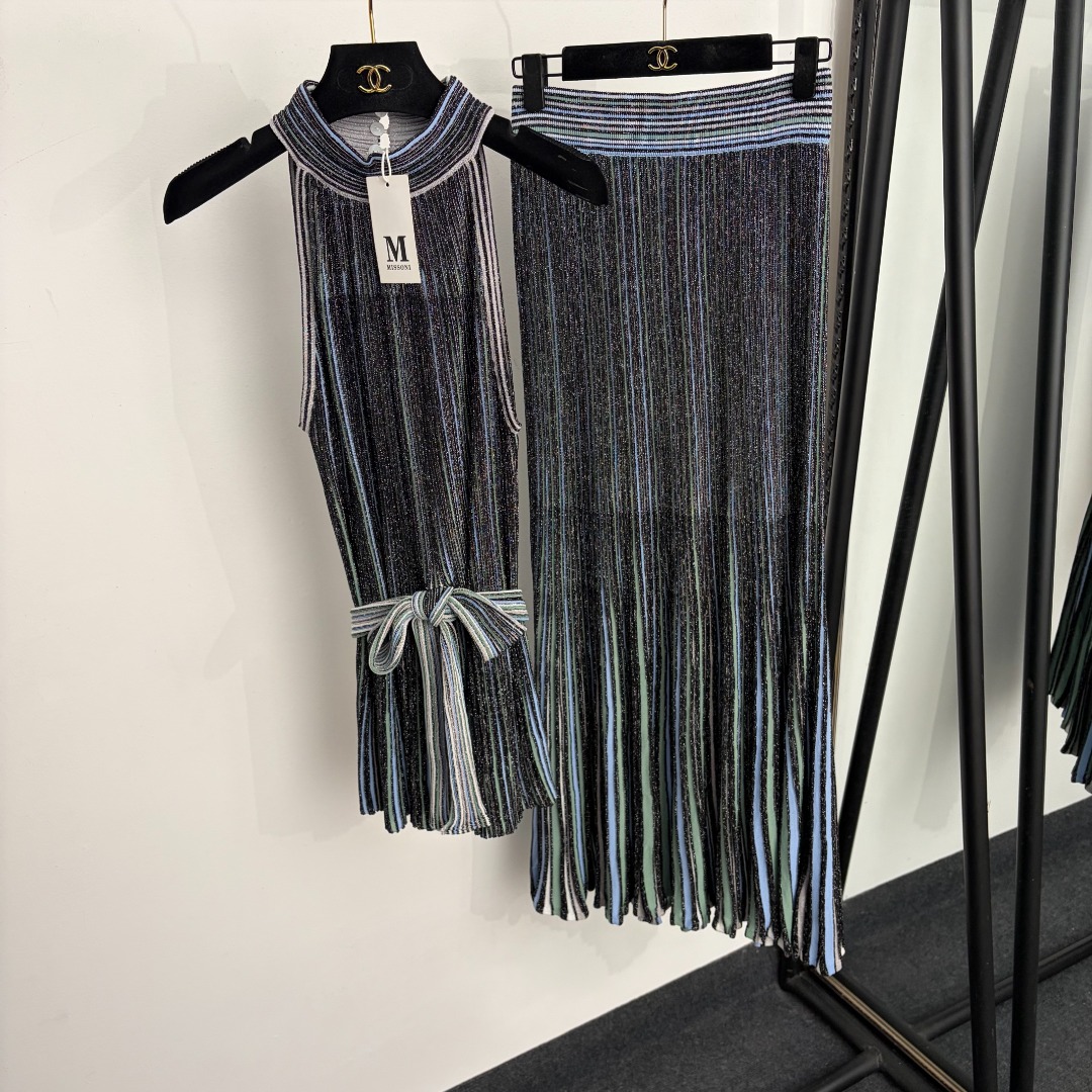 NO:933280,Model No. 20265571 Misson's latest suit, bright silk blended shouldered knitted striped vest top (with belt) + contrasting striped high-waisted knitted skirt, dark gray, S-XL, [M size bust 82, length 66; waist 64 stretch, length 97; weight 0.830kg], women's clothing, skirts,19860909款号20265571 Misson*新款套装,亮丝混纺削肩针织条纹背心上衣（配腰带）+撞色条纹高腰针织半裙,深灰色,S-XL,【M码胸围82,长66；腰围64弹力,长97；重量0.830kg】,女装,skirts,,Women's clothing