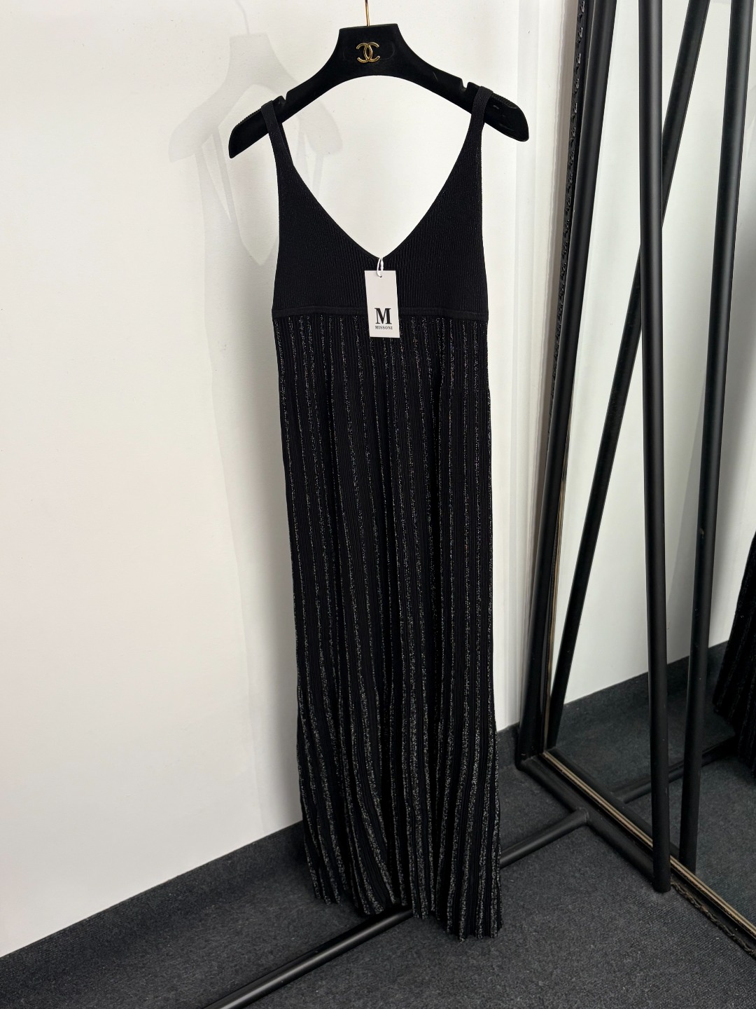 NO:933316,Model number 20265581 Misson's latest style bright silk blended temperament V-neck knitted suspender dress, black, yellow, S-XL, [M size bust 68, length 128; weight 0.670kg], women's clothing, skirts,19860909款号20265581 Misson*新款 亮丝混纺气质V领针织吊带连衣裙,黑色,黄色,S-XL,【M码胸围68,长128；重量0.670kg】,女装,skirts,,Women's clothing