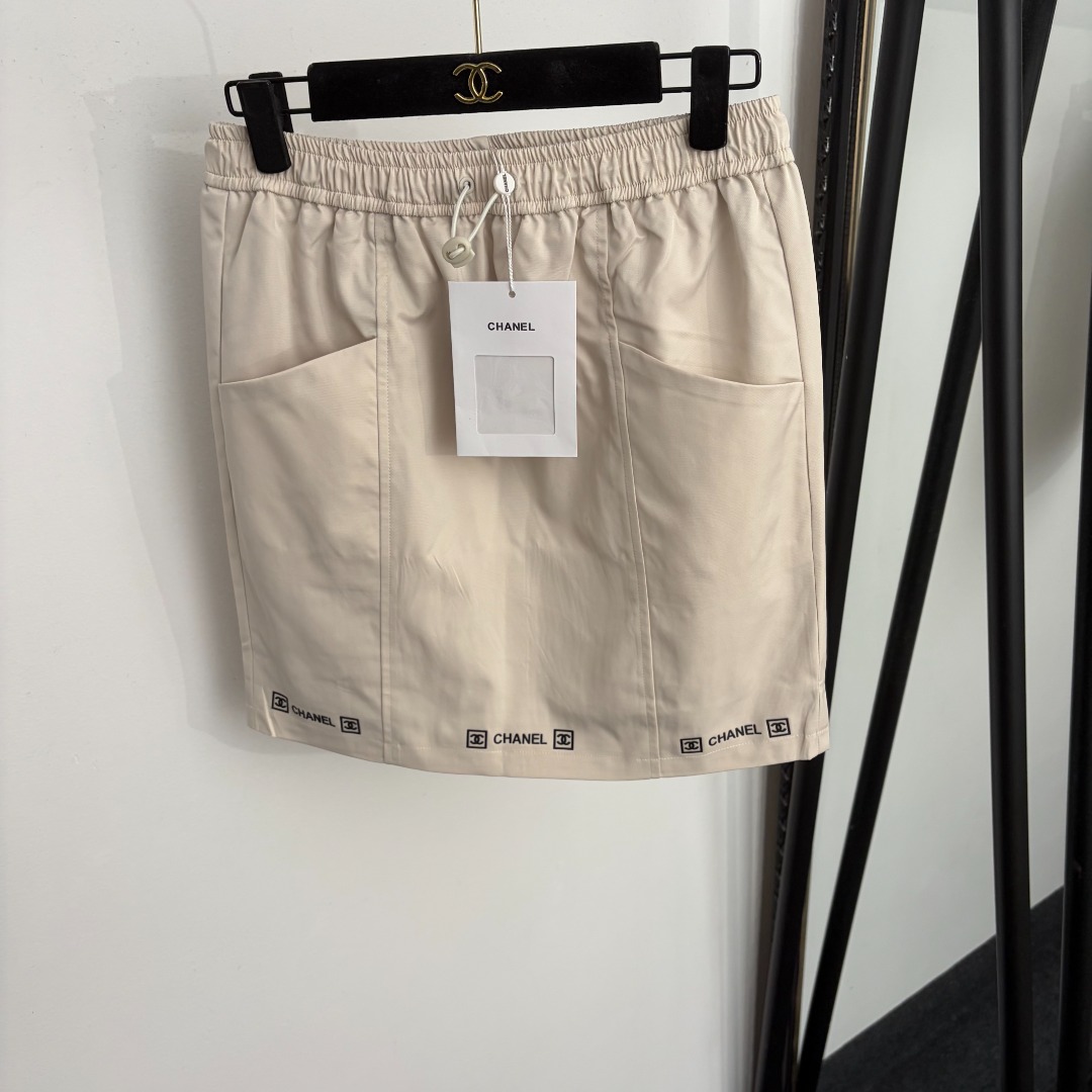 NO:933439,Model number 20265592 Chane* new logo letter offset printing drawstring elastic waist workwear short skirt, apricot, gray, SML, [S size waist 68 elastic, length 43; weight 0.200kg], Chanel-clothing, chanel, chanel, skirts,19860909款号20265592 Chane*新款 logo字母胶印印花 抽绳松紧腰工装短半裙,杏色,灰色,SML,【S码腰围68弹力,长43；重量0.200kg】,香奈儿-服装,chanel,chanel,skirts,,Women's clothing