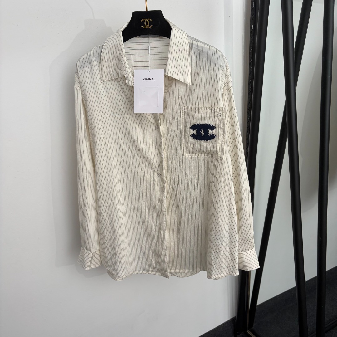 NO:933445,Model No. 20265593 Chane* new logo embroidered single pocket striped long-sleeved shirt, off-white, light blue, SML, [M size shoulder width 53, chest 126, sleeve length 53, length 71-76; weight 0.185kg], Chanel-clothing, chanel, chanel,19860909款号20265593 Chane*新款 logo刺绣单口袋条纹长袖衬衣,米白色,浅蓝色,SML,【M码肩宽53,胸围126,袖长53,长71-76；重量0.185kg】,香奈儿-服装,chanel,chanel,,Women's clothing