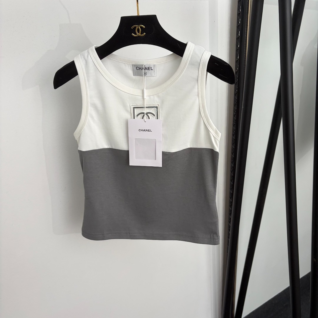 NO:933451,Model No. 20265600 Chane*new style square embroidered Xiaoxiang three-dimensional logo upper and lower color matching vest, off-white, SML, [M size bust 74, length 46; weight 0.95kg], Chanel-clothing, chanel, chanel,19860909款号20265600 Chane*新款 四方刺绣小香立体logo上下拼色背心,灰白色,SML,【M码胸围74,长46；重量0.95kg】,香奈儿-服装,chanel,chanel,,Women's clothing
