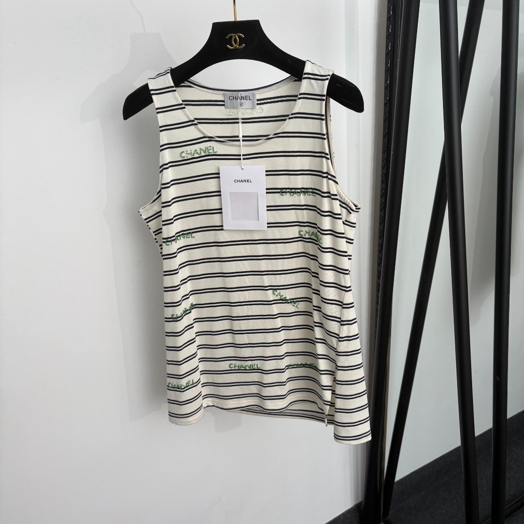 NO:933400,Model number 20265602 Chane* new style green three-dimensional beaded letters side slit striped vest, off-white, SML, [M size bust 92, length 65; weight 0.170kg], Chanel-clothing, chanel, chanel,19860909款号20265602 Chane*新款 绿色立体钉珠字母 侧边开叉条纹背心,米白色,SML,【M码胸围92,长65；重量0.170kg】,香奈儿-服装,chanel,chanel,,Women's clothing