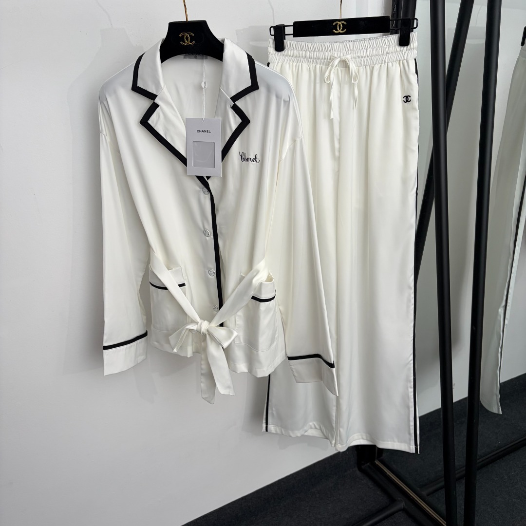 NO:933433,Model No. 20265604 Chane* new home style casual suit, color-blocked edge, lapel tie waist long-sleeved shirt + elastic waist casual trousers, white, black, SML, [M size shoulder width 55, bust 120, sleeve length 53, length 64; waist 64 elastic, length 108; weight 0.570kg], Chanel - Clothing, chanel, chanel,19860909款号20265604 Chane*新款家居风休闲套装,拼色包边 翻领系带收腰长袖衬衣+松紧腰休闲长裤,白色,黑色,SML,【M码肩宽55,胸围120,袖长53,长64；腰围64弹力,长108；重量0.570kg】,香奈儿-服装,chanel,chanel,,Women's clothing