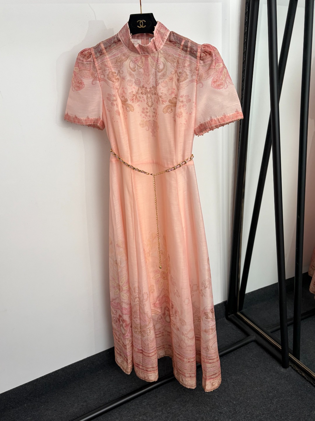 NO:933077,Model No. 20265616 Zimmermann's latest model, retro pattern printed chain waist, beaded stand-up collar short-sleeved dress, long skirt, with suspender lining, pink, S-XL, [XL size bust 86, length 95; shoulder width 37, bust 98, waist 90, sleeve length 26, length 135; weight 0.535kg], Zimmermann - clothing, skirts, T-shirt,19860909款号20265616 Zimmermann*新款 复古花纹印花链条收腰 钉珠立领短袖连衣裙 长裙,配吊带里衬,粉色,S-XL,【XL码胸围86,长95；肩宽37,胸围98,腰围90,袖长26,长135；重量0.535kg】,兹默曼-服装,skirts,T-shirt,,Women's clothing
