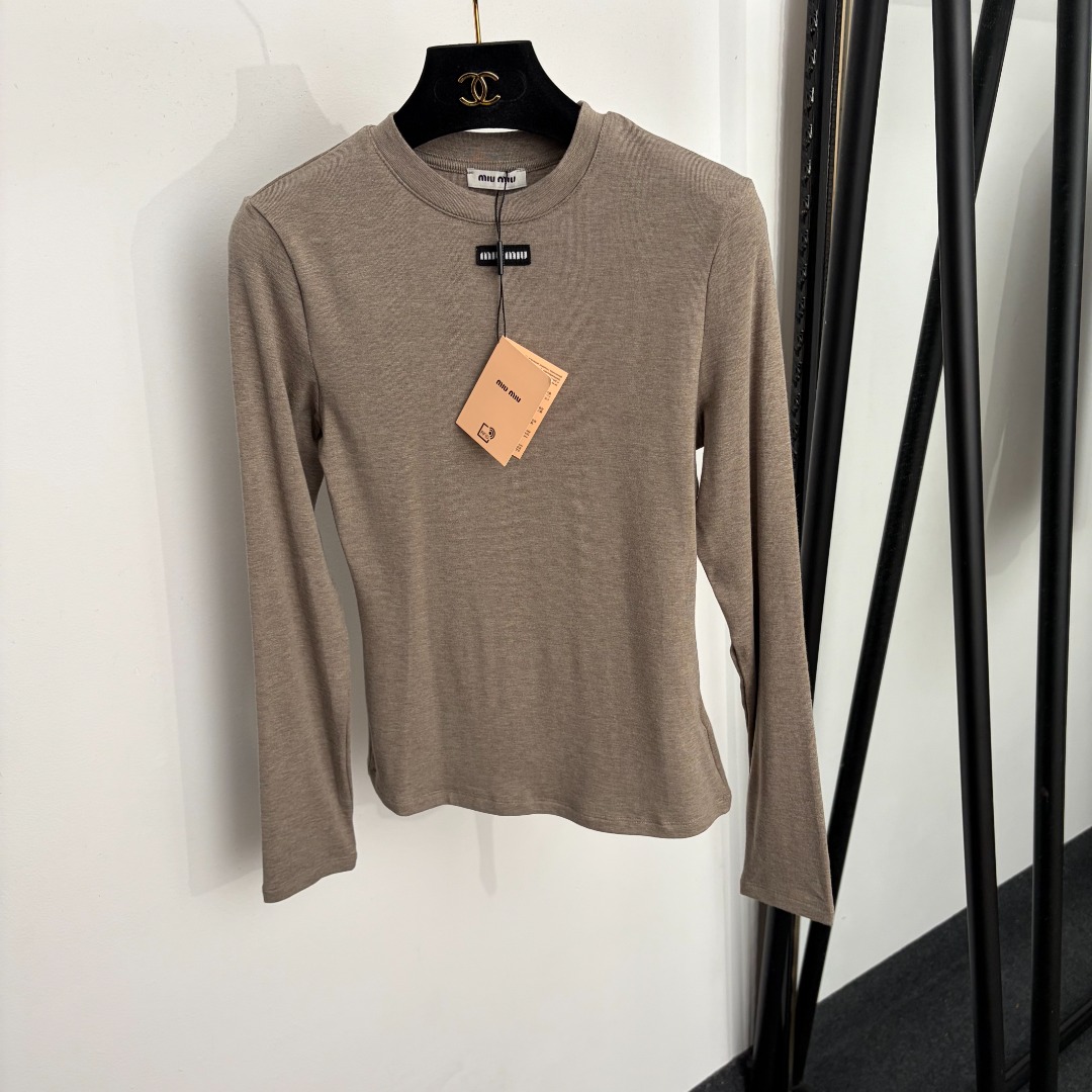 NO:933556,Model No. 20265617 Miumi* new style collar logo letter patch slim long-sleeved bottoming shirt T-shirt, white, red, oatmeal, black, gray, SML, [S size bust 74, sleeve length 56, length 54; weight 0.185kg], Miumi-clothing, miumiu, tees, t-shirt,19860909款号20265617 Miumi*新款 领标字母贴布修身长袖打底衫 T恤,白色,红色,燕麦色,黑色,灰色,SML,【S码胸围74,袖长56,长54；重量0.185kg】,缪缪-服装,miumiu,tees，t-shirt,,Women's clothing
