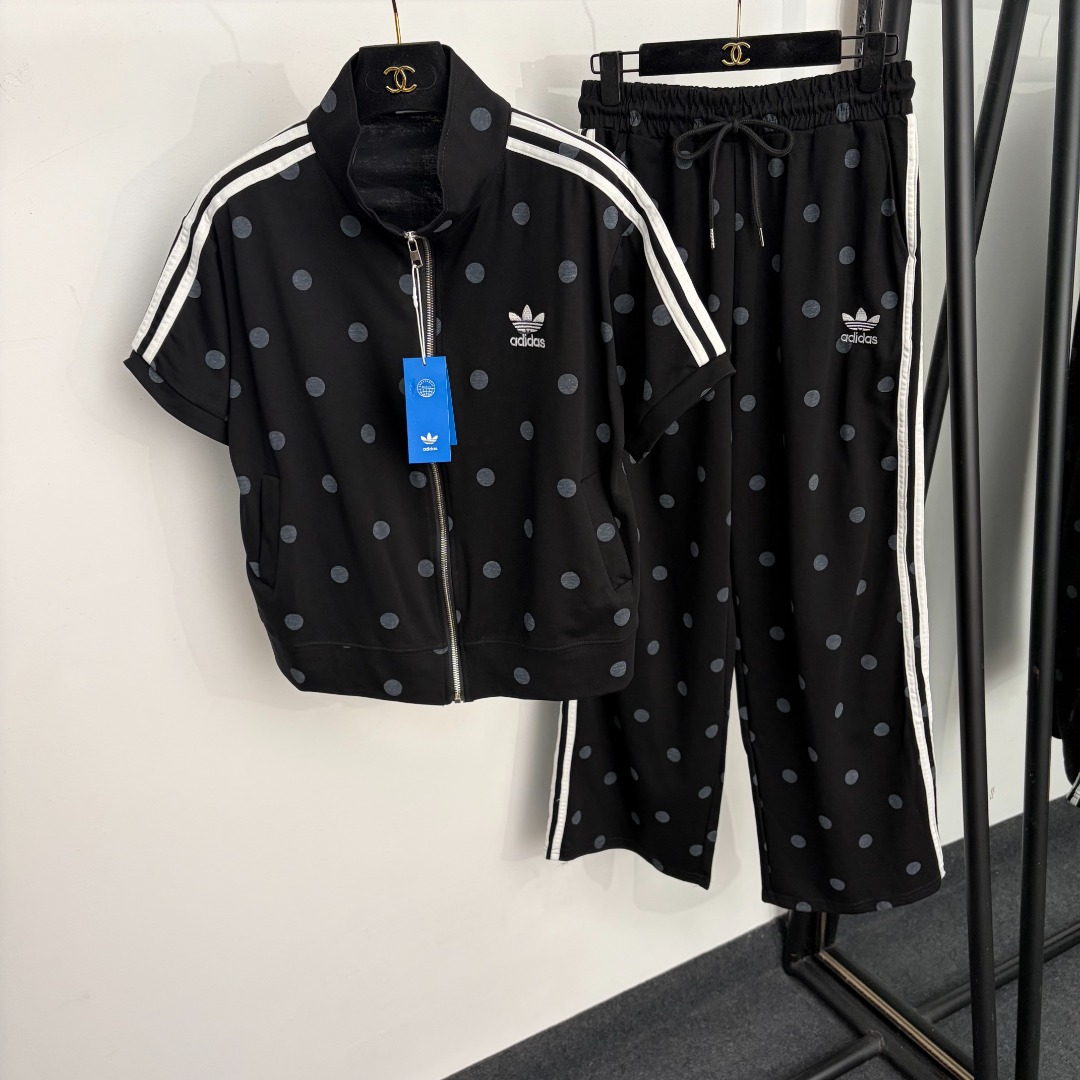 NO:933199,Model number 20265618 Adida's latest suit, clover embroidered letter polka dot print stand collar short-sleeved jacket + striped webbing polka dot print casual trousers, white, light blue, brown, pink, black, SML, [M size shoulder width 51, chest 116, sleeve length 18, length 61; waist 72 elastic, length 105; weight 0.650kg], women's clothing, adidas, jackets &  coats, T-shirts,19860909款号20265618 Adida*新款套装,三叶草刺绣字母波点印花立领短袖外套+条纹织带波点印花休闲长裤,白色,浅蓝色,咖色,粉色,黑色,SML,【M码肩宽51,胸围116,袖长18,长61；腰围72弹力,长105；重量0.650kg】,女装,adidas,jackets & coats,T-shirt,,Women's clothing