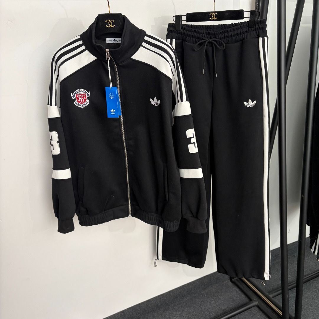 NO:933205,Model No. 20265619 Adida's latest college style suit, clover embroidered stand-collar long-sleeved zipper jacket + striped webbing elastic waist casual trousers, white, red, navy blue, black, brown, SML, [M size shoulder width 67, chest 120, sleeve length 48, length 67; waist 72 elastic, length 111; weight 1.125kg], women's clothing, adidas, jackets & coats,19860909款号20265619 Adida*新款学院风套装,三叶草刺绣立领长袖拉链外套+条纹织带松紧腰休闲长裤,白色,红色,藏蓝色,黑色,咖啡色,SML,【M码肩宽67,胸围120,袖长48,长67；腰围72弹力,长111；重量1.125kg】,女装,adidas,jackets & coats,,Women's clothing