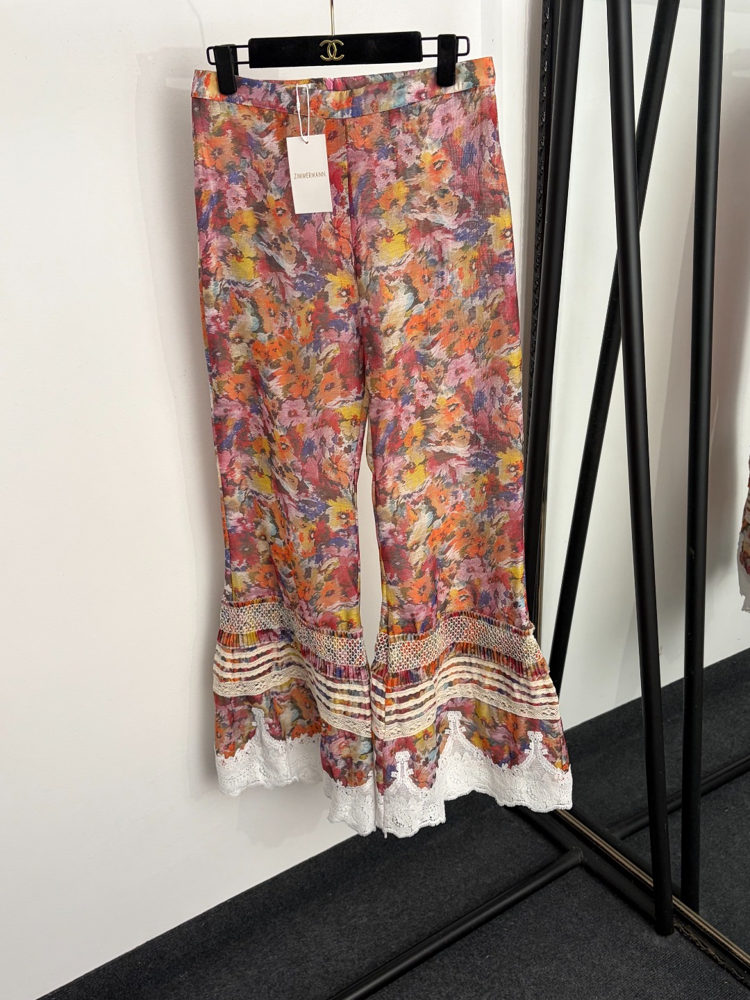 NO:933052,Style No. 20265623 Zimmermann's latest colorful floral print lace splicing flared trousers, red, S-XL, [M size waist 74, length 108; weight 0.245kg], Zimmermann-Clothing,19860909款号20265623 Zimmermann*新款 彩色花卉印花蕾丝拼接喇叭长裤,红色,S-XL,【M码腰围74,长108；重量0.245kg】,兹默曼-服装,,Women's clothing