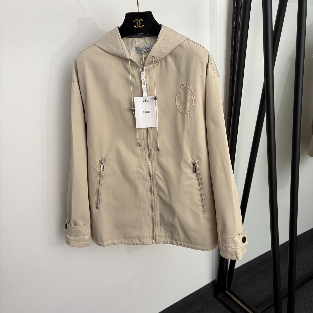 NO:933526,Model No. 20265630 Dio* new bow embroidered letters long-sleeved hooded windbreaker jacket, khaki, navy blue, SML, [M size shoulder width 51, chest 120, sleeve length 56, length 69; weight 0.605kg], Dior-clothing, dior, dior, jackets & coats, hats,19860909款号20265630 Dio*新款 蝴蝶结刺绣字母长袖连帽风衣外套,卡其色,藏蓝色,SML,【M码肩宽51,胸围120,袖长56,长69；重量0.605kg】,迪奥-服装,dior,dior,jackets & coats,hats,,Women's clothing