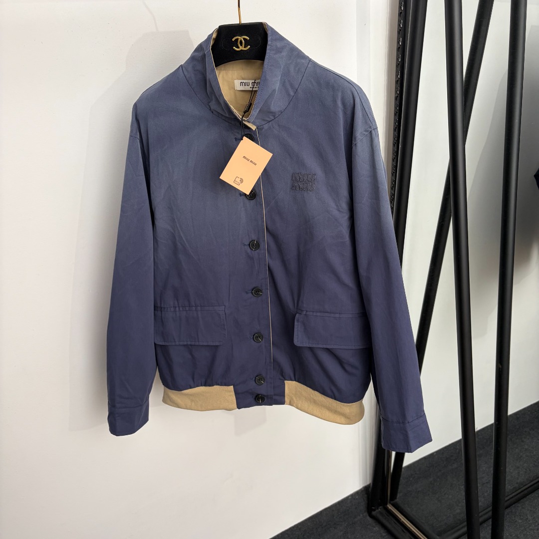 NO:933549,Model number 20265631 Miumi* new logo embroidered patch distressed gradient long-sleeved jacket windbreaker jacket, retro blue, SML, [M size shoulder width 51, chest 122, sleeve length 58, length 67; weight 0.680kg], Miumiu-clothing, miumiu, jackets & coats, jackets & coats,19860909款号20265631 Miumi*新款 logo刺绣贴布 做旧渐变色长袖夹克 风衣外套,复古蓝色,SML,【M码肩宽51,胸围122,袖长58,长67；重量0.680kg】,缪缪-服装,miumiu,jackets & coats,jackets & coats,,Women's clothing