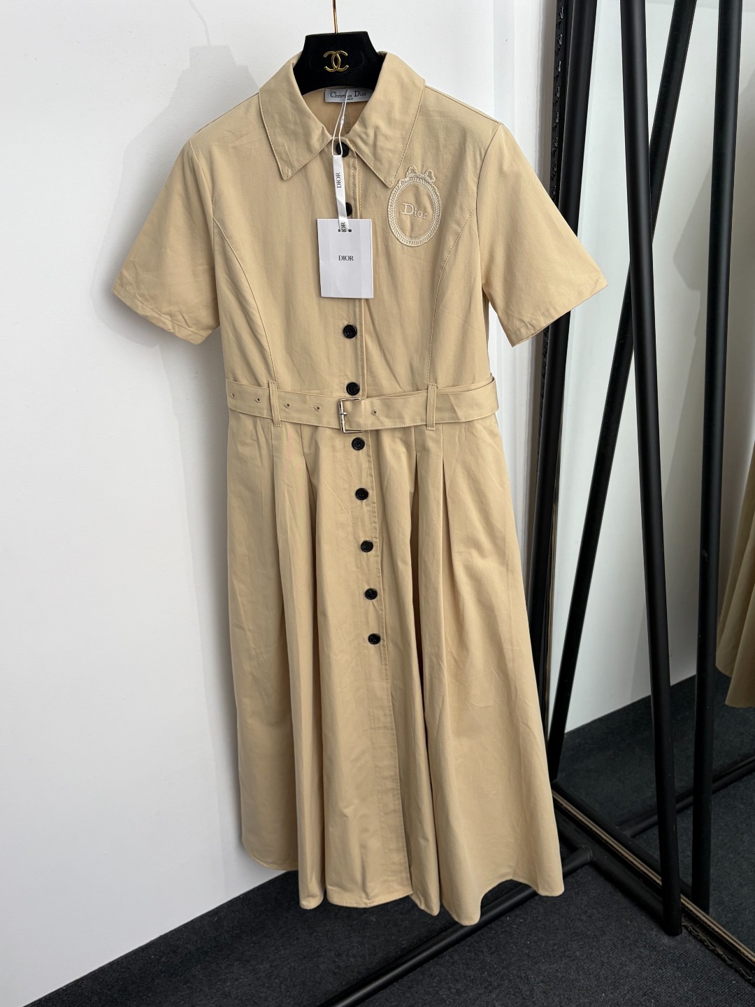 NO:933535,Model No. 20265634 Dio* new bow embroidered letters single-breasted waisted short-sleeved shirt dress, with belt, khaki, dark blue, S-XL, [M size shoulder width 38, bust 92, waist 78, sleeve length 22, length 125; weight 0.645kg], Dior-clothing, dior, dior, skirts, shirts, T-shirt,19860909款号20265634 Dio*新款 蝴蝶结刺绣字母 单排扣收腰短袖衬衫连衣裙,配腰带,卡其色,深蓝色,S-XL,【M码肩宽38,胸围92,腰围78,袖长22,长125；重量0.645kg】,迪奥-服装,dior,dior,skirts,shirts,T-shirt,,Women's clothing