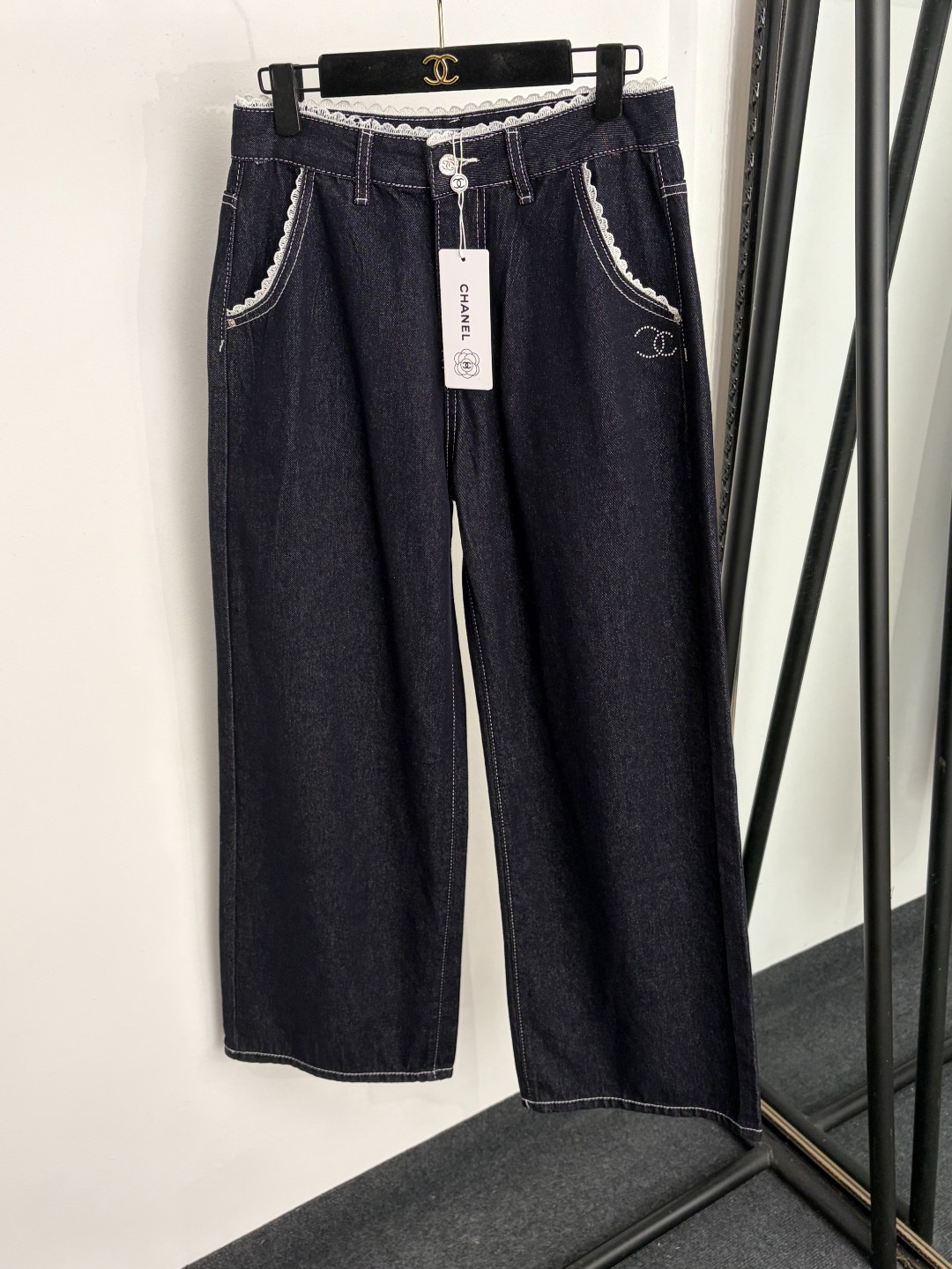 NO:933413,Model No. 20265637 Chane* new style white lace decorated high-waisted wide-leg denim trousers, dark blue, S-XL, [M size waist 74, length 105; weight 0.580kg], Chanel-clothing, chanel, chanel,19860909款号20265637 Chane*新款 白色蕾丝花边装饰高腰阔腿牛仔长裤,深蓝色,S-XL,【M码腰围74,长105；重量0.580kg】,香奈儿-服装,chanel,chanel,,Women's clothing