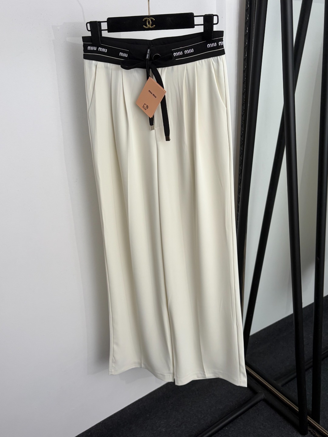 NO:933602,Model No. 20265640 Miumi* new logo letter, contrasting color high-waisted trousers, trousers, off-white, dark blue, khaki, brown, gray, black, S-XL, [M size drawstring waist 68, length 106; weight 0.425kg], Miumi-clothing, miumiu,19860909款号20265640 Miumi*新款 logo字母 撞色高腰长裤 西裤,米白色,深蓝色,卡其色,咖色,灰色,黑色,S-XL,【M码抽绳腰围68,长106；重量0.425kg】,缪缪-服装,miumiu,,Women's clothing
