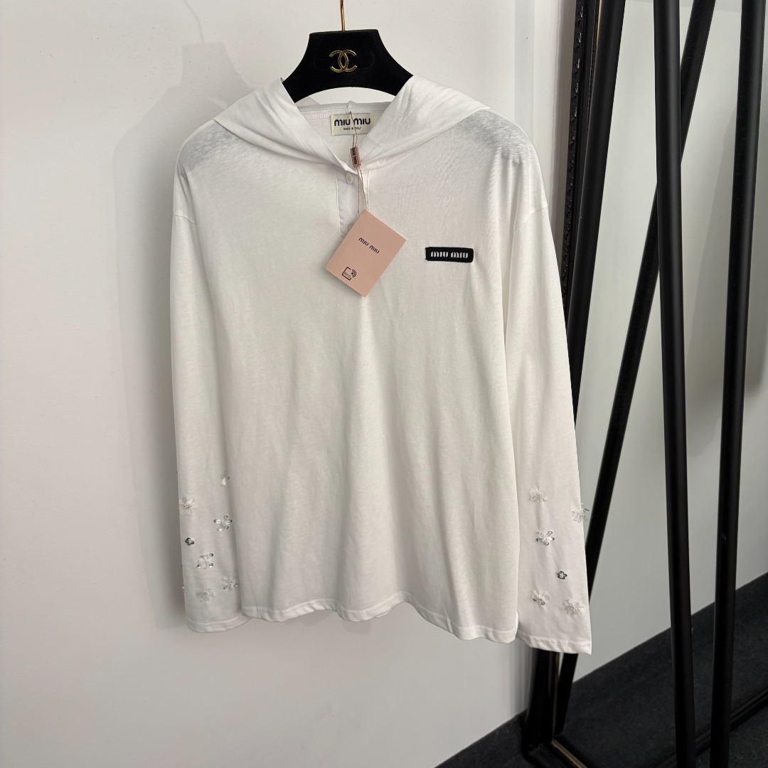 NO:933543,Model No. 20265641 Miumi* new collar label letter patch heavy sequin beading long-sleeved sun protection shirt hooded T-shirt bottoming shirt, white, SML, [M size shoulder width 47, chest 102, sleeve length 58, length 66; weight 0.245kg], Miumi-clothing, miumiu, tees, t-shirt, hats,19860909款号20265641 Miumi*新款 领标字母 贴布 重工亮片钉珠长袖防晒衫连帽T恤打底衫 上衣,白色,SML,【M码肩宽47,胸围102,袖长58,长66；重量0.245kg】,缪缪-服装,miumiu,tees，t-shirt,hats,,Women's clothing