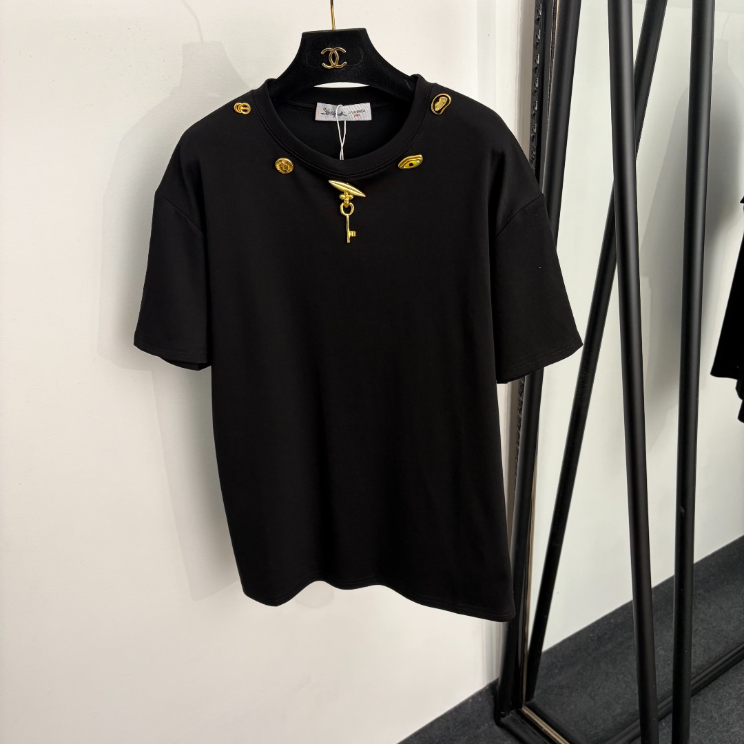 NO:933237,Model No. 20265643 Schiaparelli* new style Gold Key Gold Button Short Sleeve T-shirt, white, brown, black, [one size fits all shoulder width 52, bust 108, sleeve length 19, length 69; weight 0.245kg], women's clothing, T-shirt, tees, t-shirt,19860909款号20265643 Schiaparelli*新款 金钥匙 金纽扣短袖T恤,白色,咖啡色,黑色,【均码肩宽52,胸围108,袖长19,长69；重量0.245kg】,女装,T-shirt,tees，t-shirt,,Women's clothing