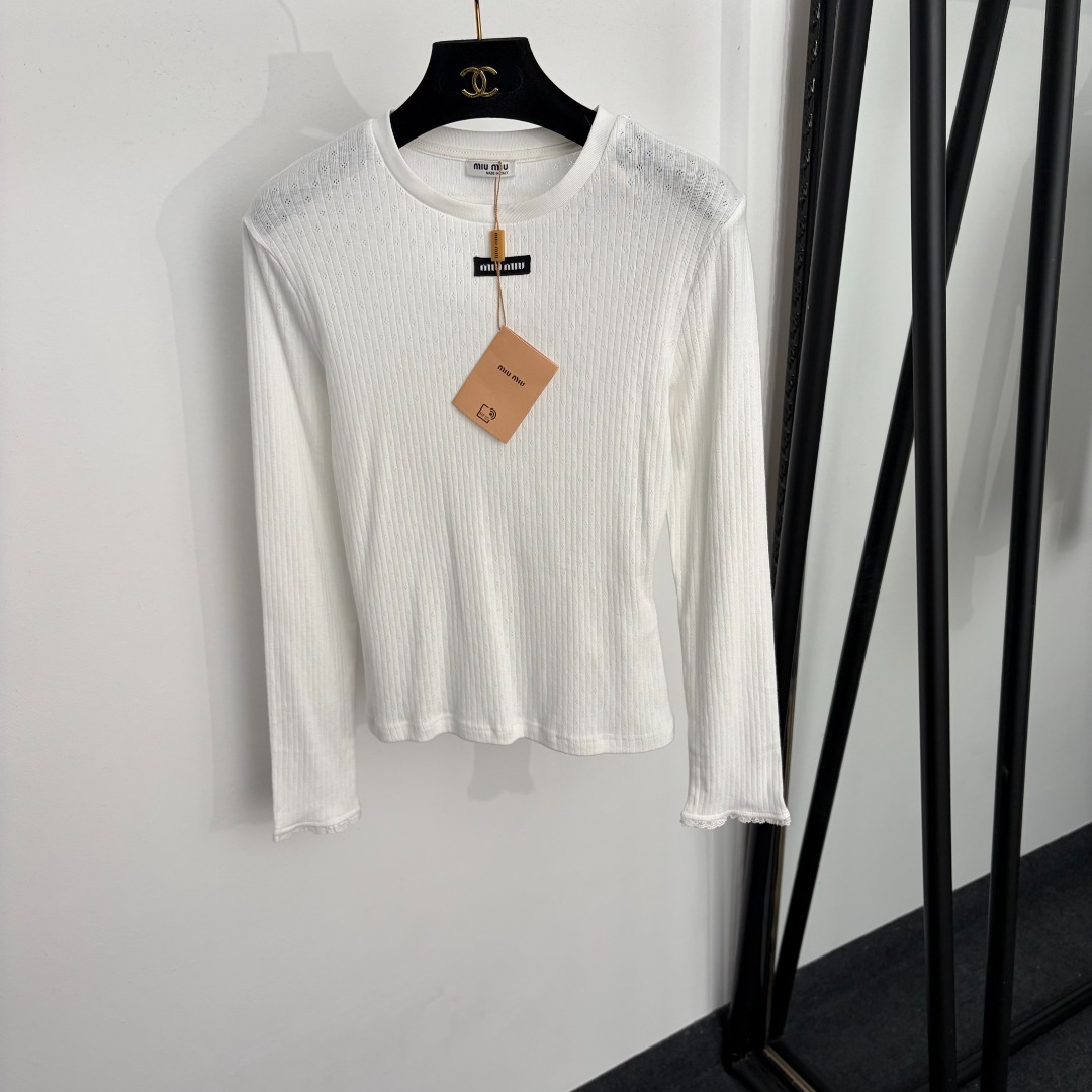 NO:933590,Model No. 20265648 Miumi* new style collar letter patch, hollow flower, lace cuffs, long-sleeved T-shirt bottoming shirt, white, gray, SML, [M size shoulder width 37, chest 80, sleeve length 58, length 54; weight 0.135kg], Miumi-clothing, miumiu, tees, t-shirt,19860909款号20265648 Miumi*新款 领标字母贴布 镂空小花 蕾丝花边袖口长袖T恤打底衫 上衣,白色,灰色,SML,【M码肩宽37,胸围80,袖长58,长54；重量0.135kg】,缪缪-服装,miumiu,tees，t-shirt,,Women's clothing
