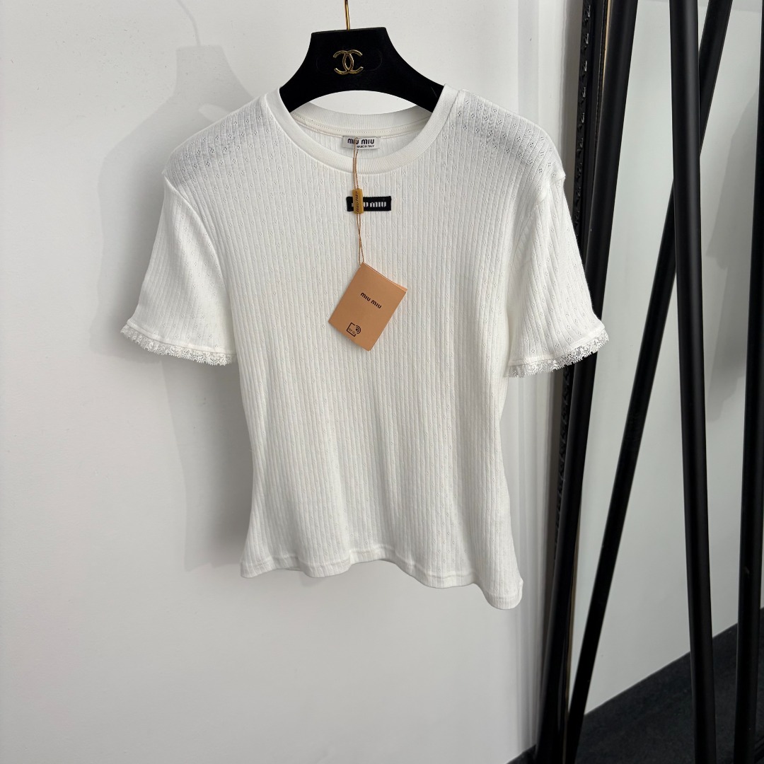 NO:933596,Model number 20265649 Miumi* new style collar letter patch, hollow flower, lace cuffs short-sleeved T-shirt top, white, gray, SML, [M size shoulder width 40, bust 82, sleeve length 18, length 55; weight 0.115kg], Miumi-clothing, miumiu, T-shirt, tees, t-shirt,19860909款号20265649 Miumi*新款 领标字母贴布 镂空小花 蕾丝花边袖口短袖T恤上衣,白色,灰色,SML,【M码肩宽40,胸围82,袖长18,长55；重量0.115kg】,缪缪-服装,miumiu,T-shirt,tees，t-shirt,,Women's clothing