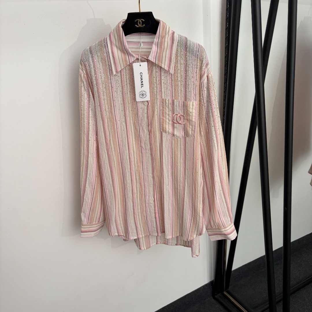 NO:933399,Model No. 20265722 Chane* new color hot diamond logo embroidered single pocket striped long-sleeved shirt, pink, gray blue, SML, [M size shoulder width 48, chest 108, sleeve length 58, length 71-78; weight 0.195kg], Chanel-clothing, chanel, chanel,19860909款号20265722 Chane*新款 彩色烫钻logo刺绣单口袋条纹长袖衬衣,粉色,灰蓝色,SML,【M码肩宽48,胸围108,袖长58,长71-78；重量0.195kg】,香奈儿-服装,chanel,chanel,,Women's clothing