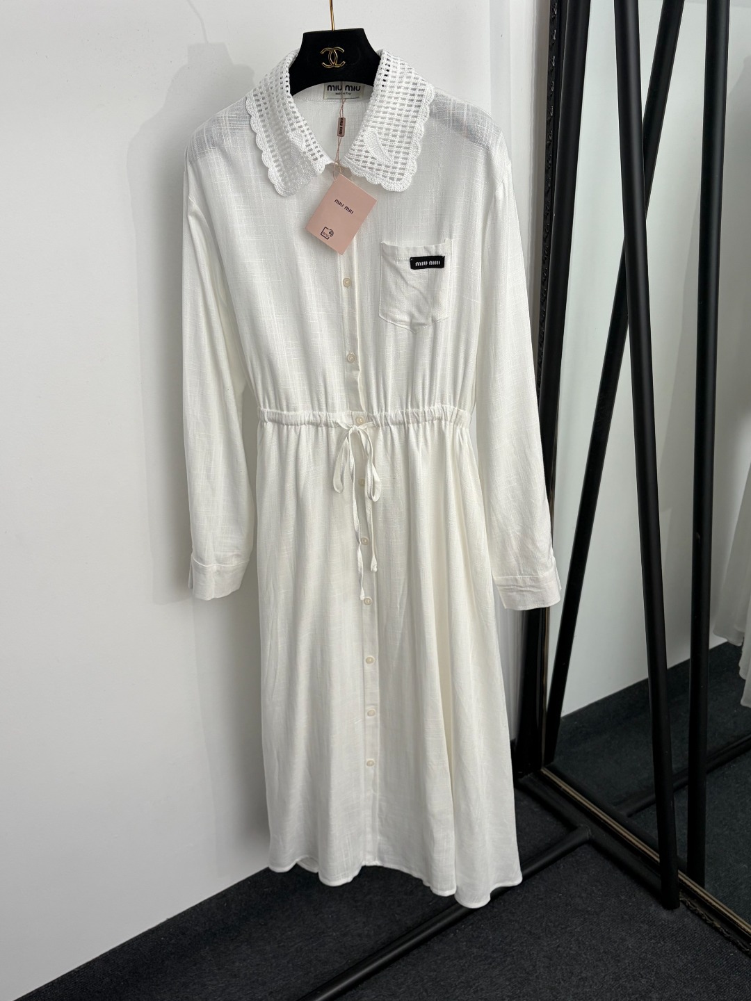 NO:933550,Model No. 20265725 Miumi* new style single pocket with collar lettering, lace crochet lapel, drawstring waist, linen long-sleeved shirt dress, white, dark blue, SML, [M size shoulder width 45, bust 98, drawstring waist 76, sleeve length 59, length 123; weight 0.585kg], Miumiu-clothing, miumiu, skirts, shirts,19860909款号20265725 Miumi*新款 领标字母单口袋 蕾丝钩花翻领 抽绳收腰亚麻长袖衬衫连衣裙,白色,深蓝色,SML,【M码肩宽45,胸围98,抽绳腰围76,袖长59,长123；重量0.585kg】,缪缪-服装,miumiu,skirts,shirts,,Women's clothing