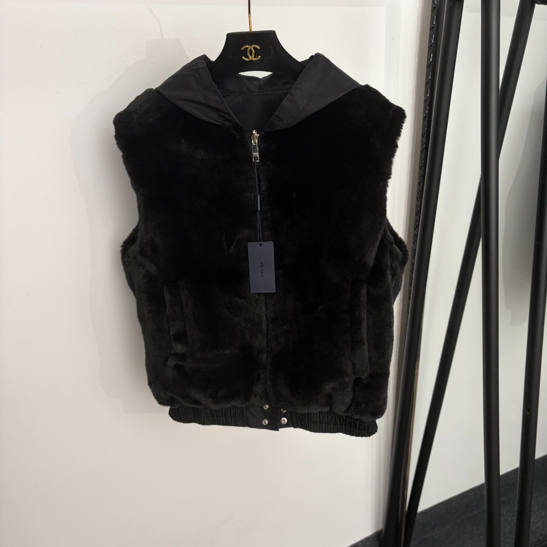 NO:933376,Model No. 20265726 Prad* new style logo triangle logo decorated imitation mink fur double-sided sleeveless hooded vest jacket, black, SML, [M size bust 112, length 59; weight 0.655kg], Prada - clothing, prada, prada, jackets & coats, hats,19860909款号20265726 Prad*新款 logo三角标装饰仿水貂毛双面穿无袖连帽马甲外套,黑色,SML,【M码胸围112,长59；重量0.655kg】,普拉达-服装,prada,prada,jackets & coats,hats,,Women's clothing