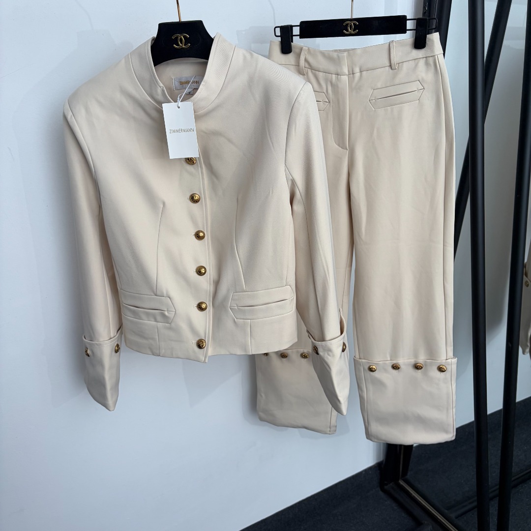 NO:933086,Model No. 20265729 Zimmermann's latest suit, single-row gold button stand-up collar long-sleeved jacket + fashionable rolled-leg straight trousers, off-white, black, S-XL, [S size shoulder width 40, bust 90, sleeve length 60, length 56; weight 0.680kg; waist 68, trouser length 93; weight 0.685kg], Zimmermann - Clothing, jackets & coats,19860909款号20265729 Zimmermann*新款套装,单排金扣立领长袖外套+时尚卷裤腿直筒长裤,米白色,黑色,S-XL,【S码肩宽40,胸围90,袖长60,长56；重量0.680kg；腰围68,裤长93；重量0.685kg】,兹默曼-服装,jackets & coats,,Women's clothing