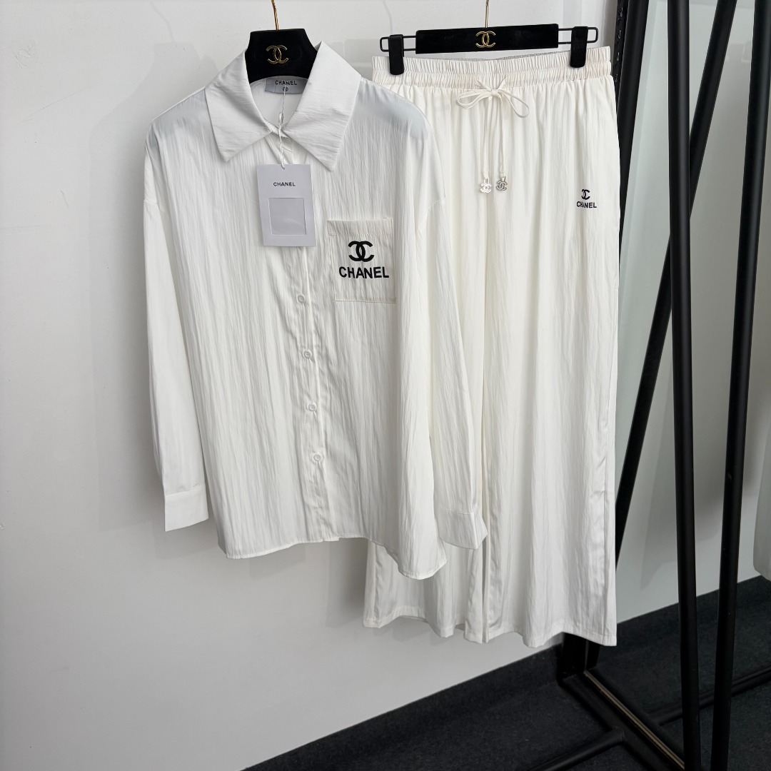 NO:933392,Model No. 20265730 Chane* new home style casual suit, Xiaoxiang logo letter printed single pocket long-sleeved shirt + drawstring elastic waist wide-leg trousers, white, black, S-XL, [M size shoulder width 56, bust 118, sleeve length 50, length 70; waist 68 elastic, length 104; weight 0.440kg], Chanel - Clothing, chanel, chanel,19860909款号20265730 Chane*新款家居风休闲套装,小香logo字母印花单口袋长袖衬衣+抽绳松紧腰阔腿长裤,白色,黑色,S-XL,【M码肩宽56,胸围118,袖长50,长70；腰围68弹力,长104；重量0.440kg】,香奈儿-服装,chanel,chanel,,Women's clothing