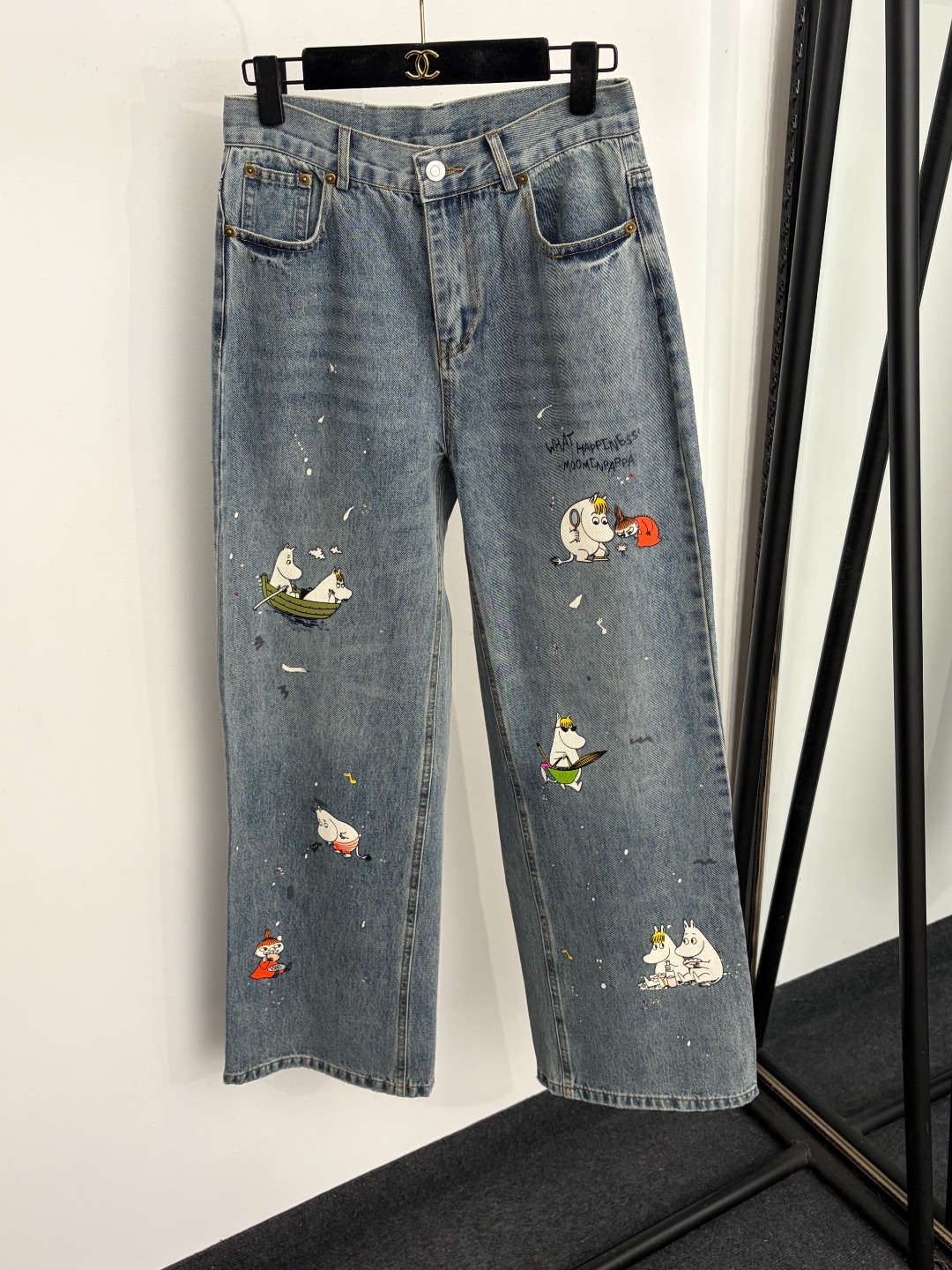 NO:933181,Model number 20265736 MO&CO new style Moomin hippo cartoon printed denim trousers, blue, SML, [M size waist 70, length 107; weight 0.595kg], women's clothing,19860909款号20265736 MO&CO新款 姆明小河马卡通印花牛仔长裤,蓝色,SML,【M码腰围70,长107；重量0.595kg】,女装,,Women's clothing