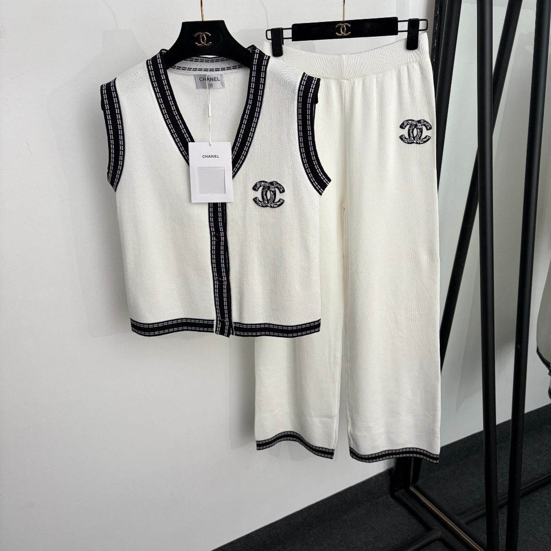 NO:933385,Model No. 20265738 Chane* new suit, Xiaoxiang logo embroidered love button contrasting V-neck knitted vest + high-waisted knitted trousers, white, black, SML, [M size bust 86, length 53; waist 64 elastic, length 98; weight 0.605kg], Chanel - Clothing, chanel, chanel,19860909款号20265738 Chane*新款套装,小香logo刺绣爱心纽扣撞色V领针织背心马甲+高腰针织长裤,白色,黑色,SML,【M码胸围86,长53；腰围64弹力,长98；重量0.605kg】,香奈儿-服装,chanel,chanel,,Women's clothing