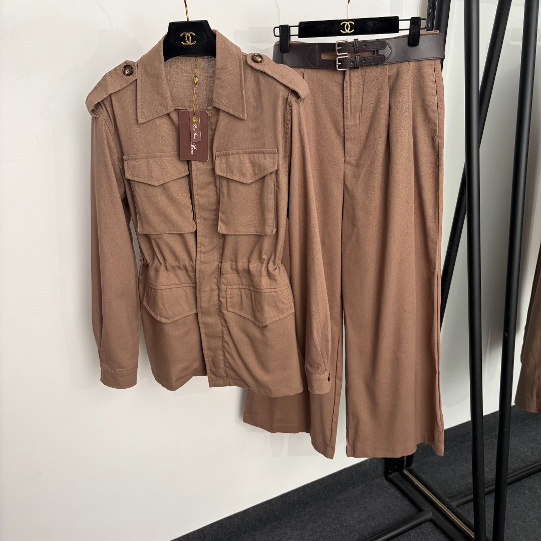 NO:933197,Model number 20265743 Loro Piana*LP new old money style suit, work pocket drawstring waist lapel long-sleeved jacket + high-waisted wide-leg trousers, with belt, coffee color, SML, [M size shoulder width 45, chest 110, sleeve length 60, length 70; weight 0.480kg; waist 70, trouser length 104; weight 0.445kg], women's clothing, loro piana, loro  piana,jackets & coats,19860909款号20265743 Loro Piana*LP新款老钱风套装,工装口袋抽绳收腰翻领长袖外套+高腰阔腿长裤,配腰带,咖色,SML,【M码肩宽45,胸围110,袖长60,长70；重量0.480kg；腰围70,裤长104；重量0.445kg】,女装,loro piana,loro piana,jackets & coats,,Women's clothing