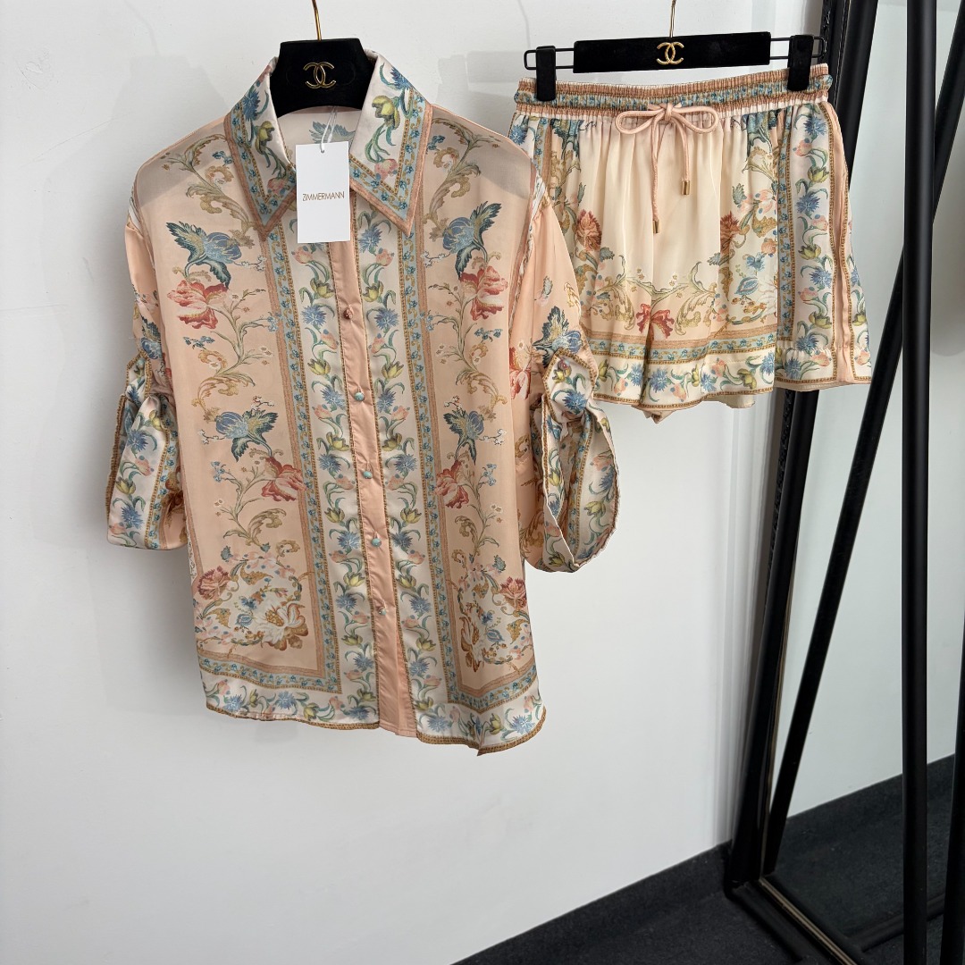 NO:944037,Model No. 20265778 Zimmermann's latest suit, retro floral print rolled hem long-sleeved shirt + elastic waist shorts, pink, S-XL, [M size shoulder width 45, bust 116, sleeve length 34, length 67; drawstring waist 66, length 36; weight 0.230kg], Zimmermann-clothing, shorts,19860909款号20265778 Zimmermann*新款套装,复古花卉印花卷边长袖衬衣+松紧腰短裤,粉色,S-XL,【M码肩宽45,胸围116,袖长34,长67；抽绳腰围66,长36；重量0.230kg】,兹默曼-服装,shorts,,Women's clothing