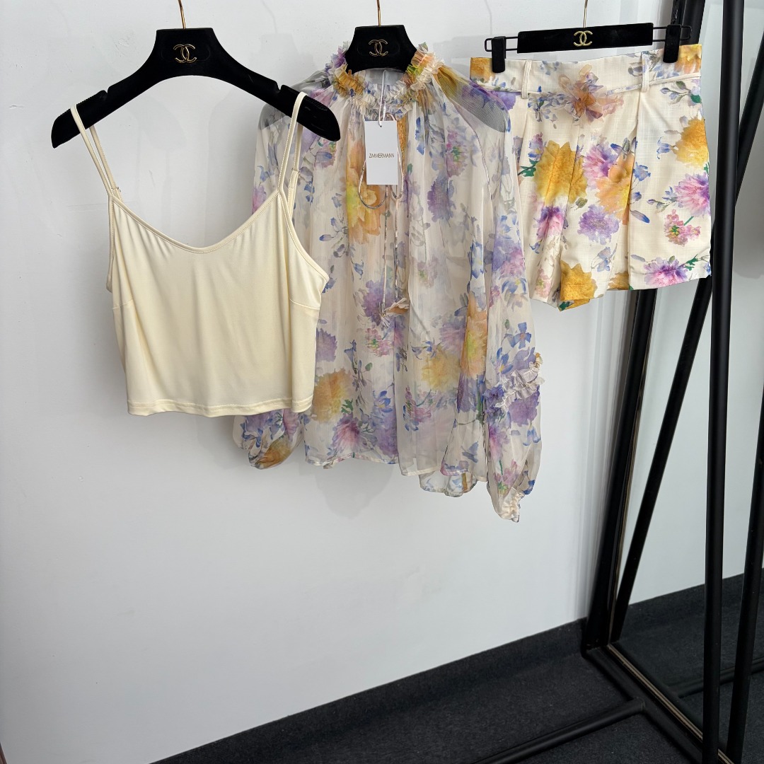 NO:944031,Model No. 20265782 Zimmermann's latest suit, elegant printed fungus collar long-sleeved shirt top + high-waisted shorts, with suspender lining, off-white, S-XL, [M size bust 88, length 31; bust 132, sleeve length 70, length 65; waist 72, length 38; weight 0.290kg], Zimmermann-clothing, shorts,19860909款号20265782 Zimmermann*新款套装,优雅气质印花木耳领长袖衬衣上衣+高腰短裤,配吊带里衬,米白色,S-XL,【M码胸围88,长31；胸围132,袖长70,长65；腰围72,长38；重量0.290kg】,兹默曼-服装,shorts,,Women's clothing