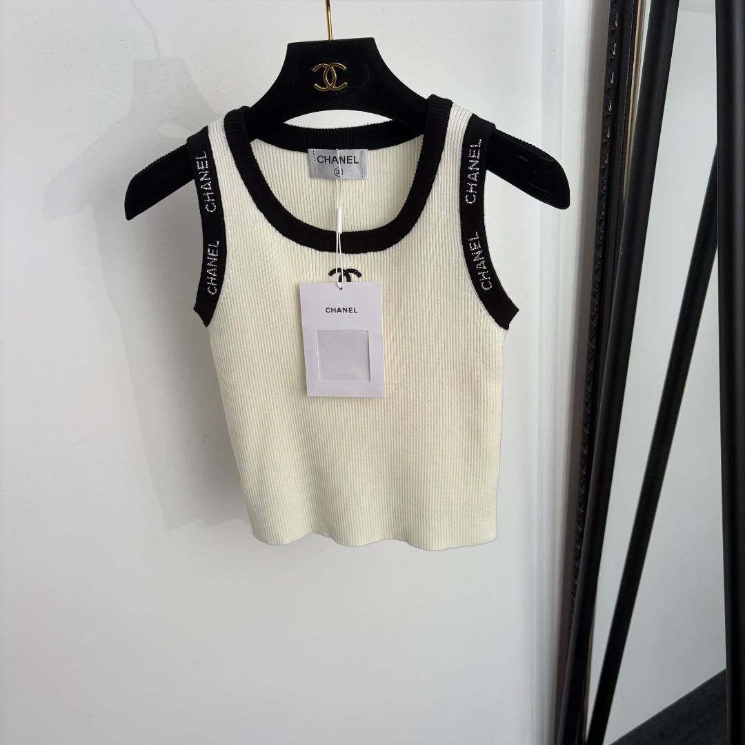 NO:942805,Model No. 20265842 Chane* new style hot diamond logo contrasting square collar knitted vest, off-white, black, [One size fits all bust 62, length 42; weight 0.140kg], Chanel - clothing, chanel, chanel,19860909款号20265842 Chane*新款 烫钻logo撞色方领针织背心,米白色,黑色,【均码胸围62,长42；重量0.140kg】,香奈儿-服装,chanel,chanel,,Women's clothing