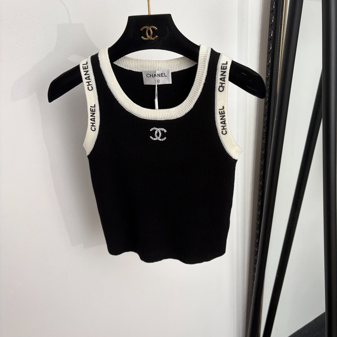 NO:942744,Model No. 20265842 Chane* new hot diamond logo contrasting color square collar knitted vest, off-white, black, [One size fits all bust 62, length 42; weight 0.140kg], Chanel-clothing, chanel, chanel,19860909款号20265842 Chane*新款烫钻logo撞色方领针织背心,米白色,黑色,【均码胸围62,长42；重量0.140kg】,香奈儿-服装,chanel,chanel,,Women's clothing