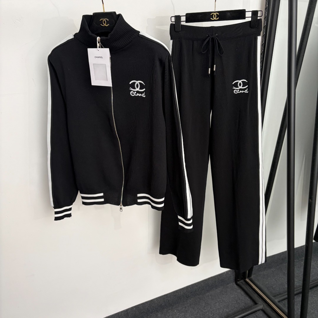 NO:942757,Model No. 20265866 Chane* new knitted suit, double C embroidered long-sleeved knitted cardigan zipper jacket + high-waisted knitted trousers, black, off-white, SML, [M size shoulder width 41, bust 108, sleeve length 59, length 58; waist 58 elastic, length 101; weight 0.830kg], Chanel - clothing, chanel, chanel, jackets & coats,19860909款号20265866 Chane*新款针织套装,双C刺绣长袖针织开衫拉链外套+高腰针织长裤,黑色,米白色,SML,【M码肩宽41,胸围108,袖长59,长58；腰围58弹力,长101；重量0.830kg】,香奈儿-服装,chanel,chanel,jackets & coats,,Women's clothing