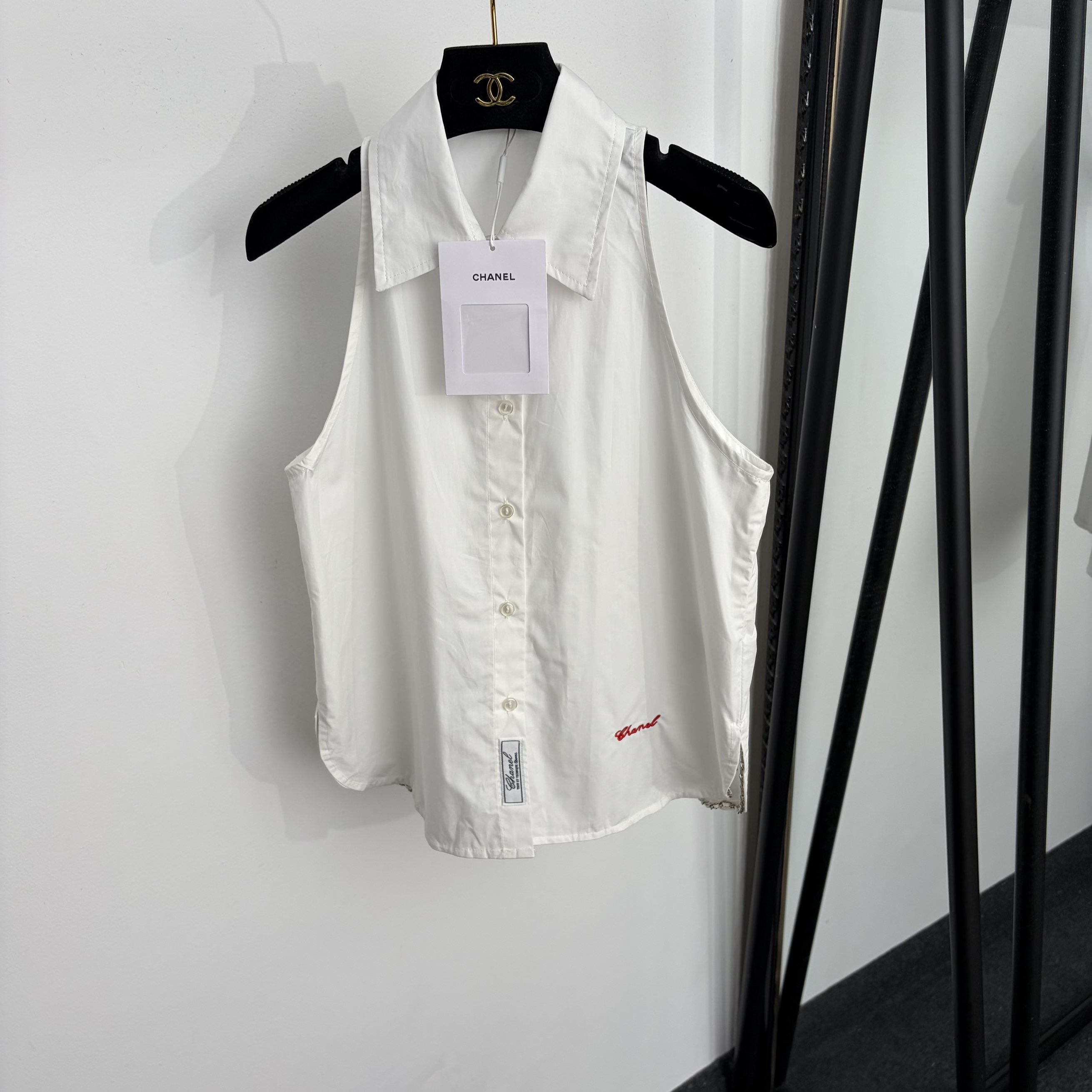 NO:942776,Model No. 20265819 Chane's latest style, red embroidered letters, sleeveless shirt, vest top, white, blue, SML, [M size bust 94, length 59; weight 0.145kg], Chanel-clothing, chanel, chanel,19860909款号20265819 Chane*新款 红色刺绣字母 无袖衬衣 背心上衣,白色,蓝色,SML,【M码胸围94,长59；重量0.145kg】,香奈儿-服装,chanel,chanel,,Women's clothing