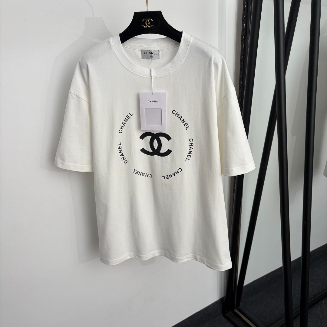 NO:942790,Model number 20265884 Chane* new Xiaoxiang logo printed short-sleeved T-shirt, white, black, [one size fits all shoulder width 57, bust 118, sleeve length 22, length 71; weight 0.295kg], Chanel - clothing, chanel, chanel, T-shirt, tees, t-shirt,19860909款号20265884 Chane*新款 小香logo印花短袖T恤,白色,黑色,【均码肩宽57,胸围118,袖长22,长71；重量0.295kg】,香奈儿-服装,chanel,chanel,T-shirt,tees，t-shirt,,Women's clothing