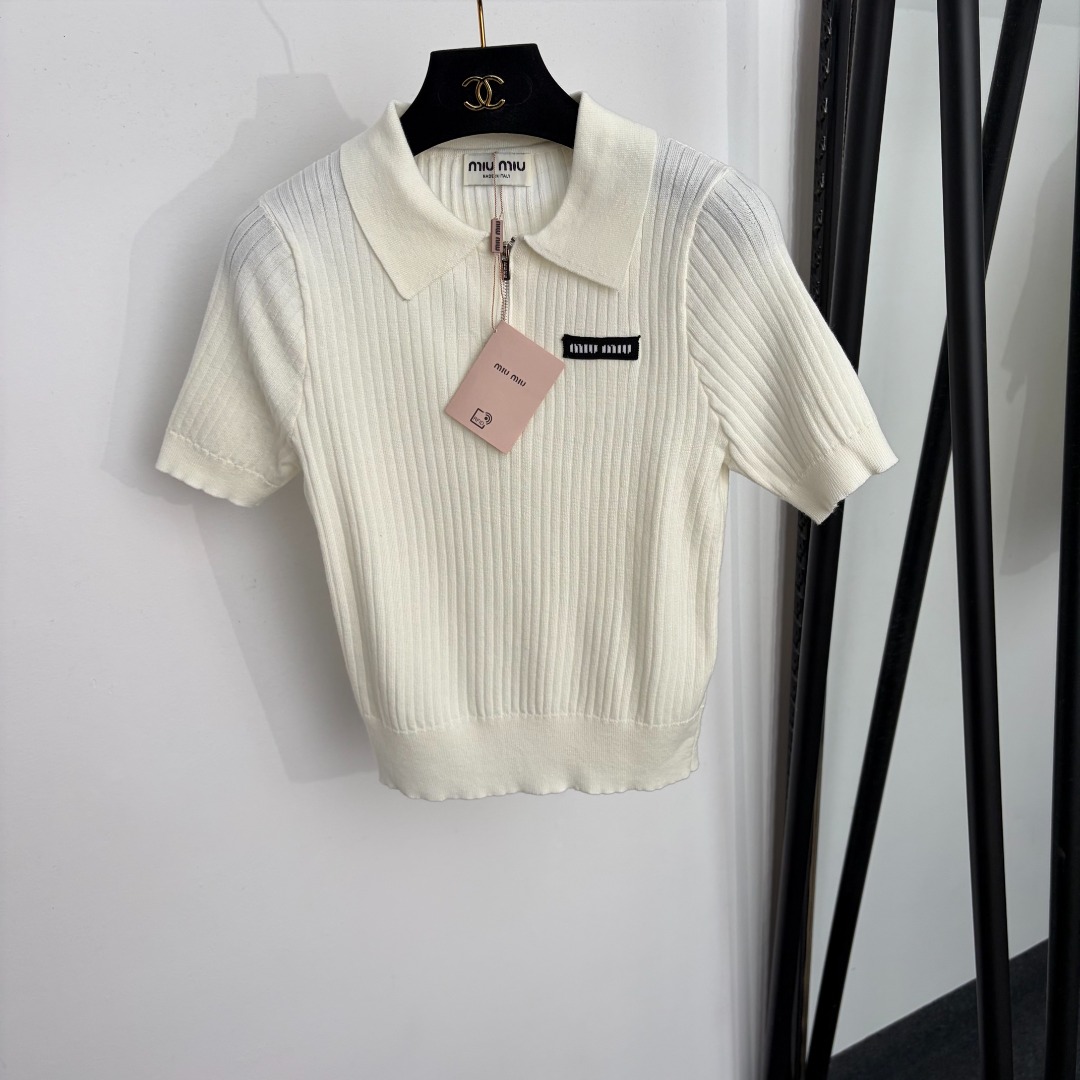 NO:943515,Model number 20265911 Miumi* new style collar letter patch zipper lapel short-sleeved sweater top, off-white, gray, [One size fits all bust 74, sleeve length 22, length 51; weight 0.175kg], Miumi-clothing, miumiu, T-shirt,19860909款号20265911 Miumi*新款 领标字母贴布 拉链翻领短袖针织衫上衣,米白色,灰色,【均码胸围74,袖长22,长51；重量0.175kg】,缪缪-服装,miumiu,T-shirt,,Women's clothing