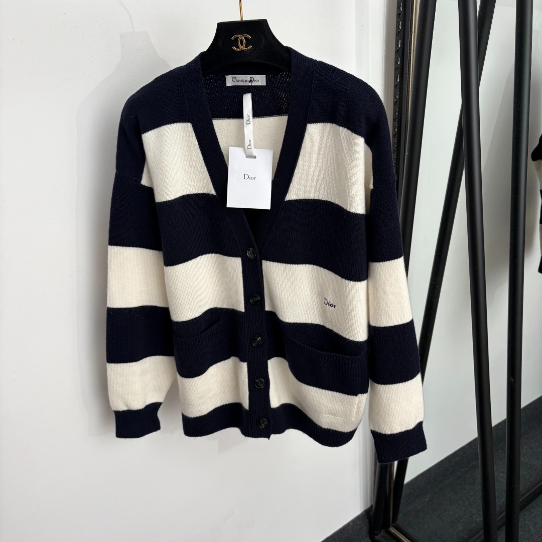 NO:943510,Model No. 202656912 Dio* new letter embroidered color block thick striped V-neck long-sleeved wool knitted cardigan, navy blue, 36 38 40, [size 38 shoulder width 55, chest 108, sleeve length 47, length 63; weight 0.525kg], Dior-clothing, dior, dior,19860909款号202656912 Dio*新款 字母刺绣拼色粗条纹V领长袖羊毛针织开衫,藏蓝色,36 38 40,【38码肩宽55,胸围108,袖长47,长63；重量0.525kg】,迪奥-服装,dior,dior,,Women's clothing