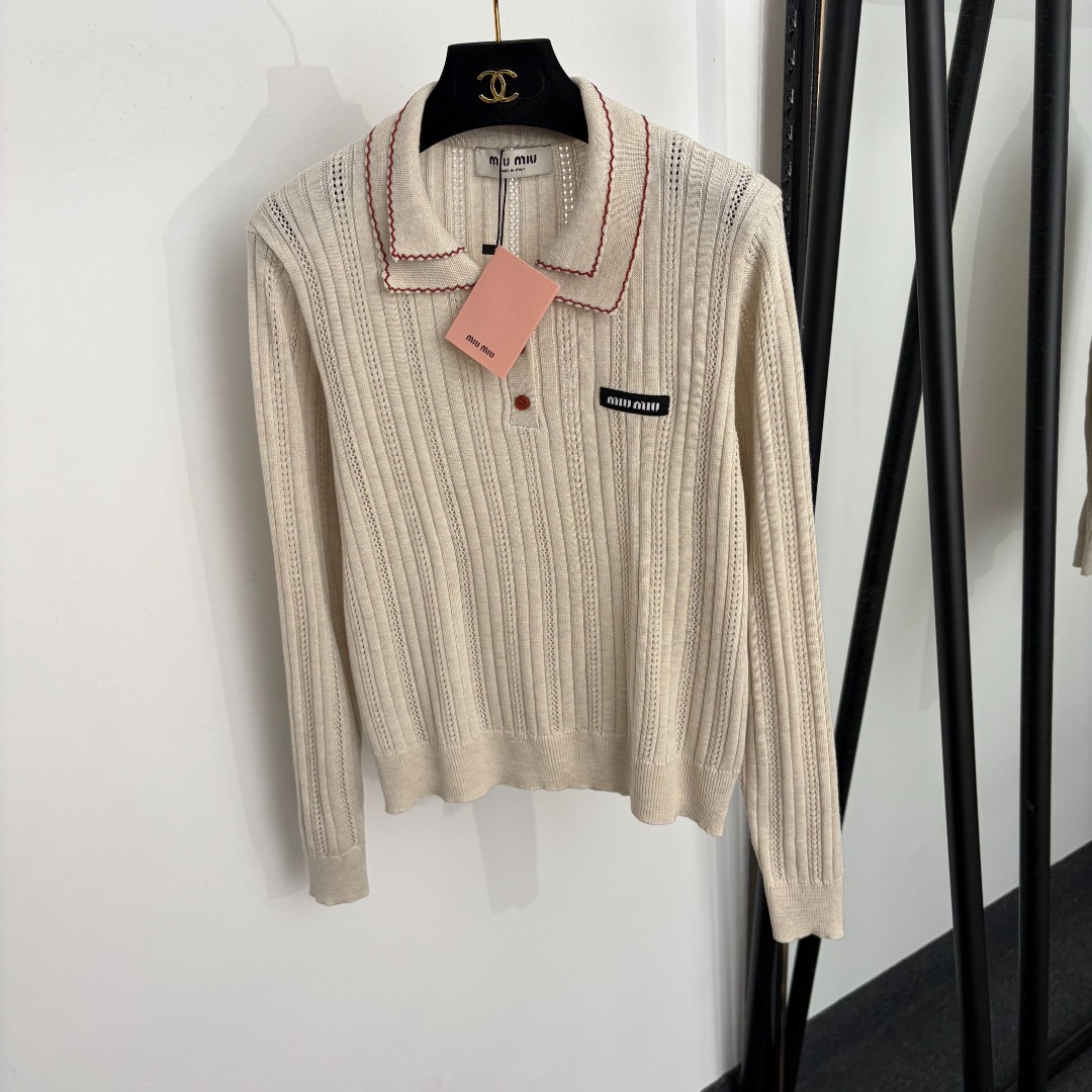 NO:943485,Model No. 20265916 Miumi* new style collar letter patch, double lapel half-button hollow long-sleeved wool cashmere sweater, top, apricot, navy, 36 38 40, [size 36 shoulder width 36, chest 86, sleeve length 58, length 54; weight 0.310kg], Miumi-clothing, miumiu,19860909款号20265916 Miumi*新款 领标字母贴布 双层翻领半扣镂空长袖羊毛羊绒针织衫 上衣,杏色,藏蓝色,36 38 40,【36码肩宽36,胸围86,袖长58,长54；重量0.310kg】,缪缪-服装,miumiu,,Women's clothing