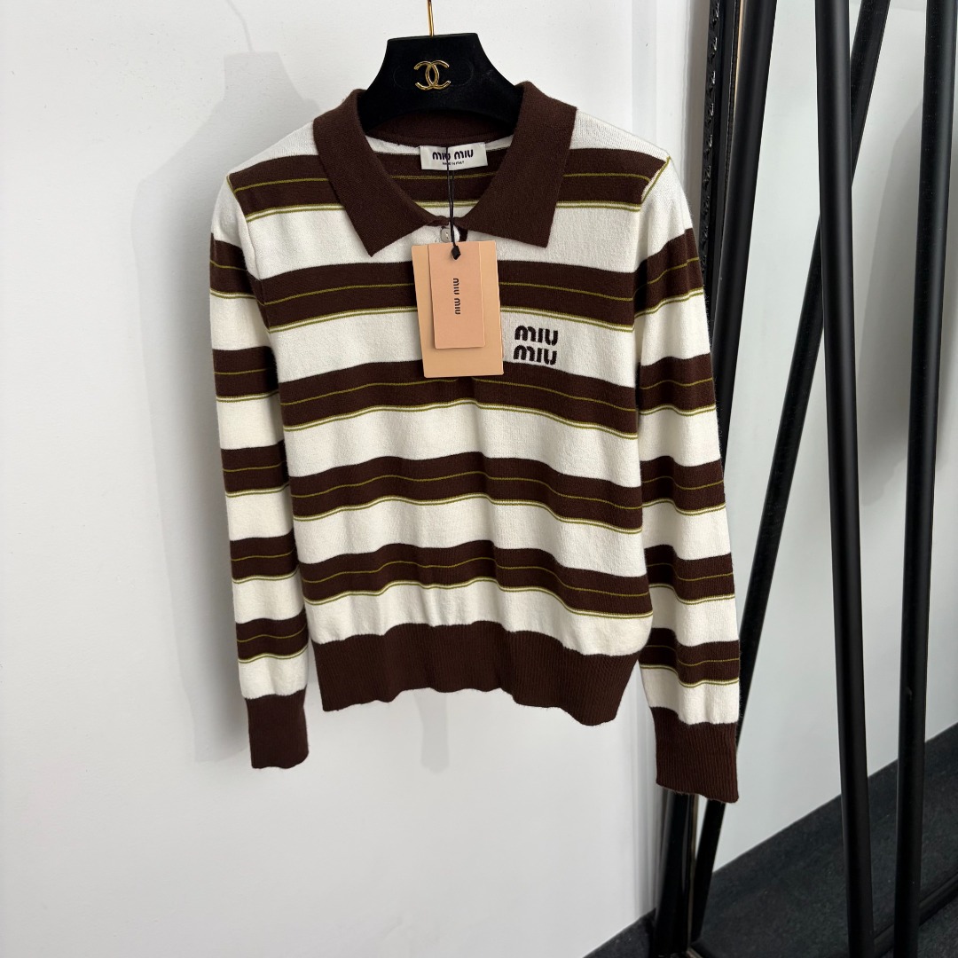 NO:943484,Model No. 20265917 Miumi* new logo embroidered letters color block striped Polo collar long-sleeved wool sweater, dark brown, navy blue, SML, [M size shoulder width 36, bust 96, sleeve length 58, length 55; weight 0.210kg], Miumiu-clothing, miumiu,19860909款号20265917 Miumi*新款 logo刺绣字母拼色条纹Polo领长袖羊毛针织衫,深咖色,藏蓝色,SML,【M码肩宽36,胸围96,袖长58,长55；重量0.210kg】,缪缪-服装,miumiu,,Women's clothing