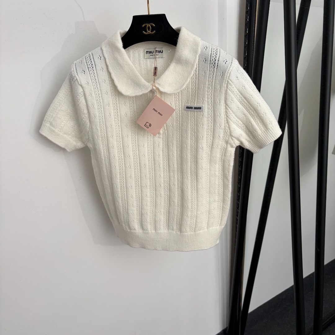 NO:943488,Model No. 20265918 Miumi* new style doll collar short-sleeved sweater with collar lettering, white, red, brown, khaki, gray, black, [one size fits all shoulder width 37, bust 84, sleeve length 19, length 54; weight 0.240kg], Miumi-clothing, miumiu, T-shirt,19860909款号20265918 Miumi*新款 领标字母娃娃领短袖针织衫 上衣,白色,红色,咖啡色,卡其色,灰色,黑色,【均码肩宽37,胸围84,袖长19,长54；重量0.240kg】,缪缪-服装,miumiu,T-shirt,,Women's clothing