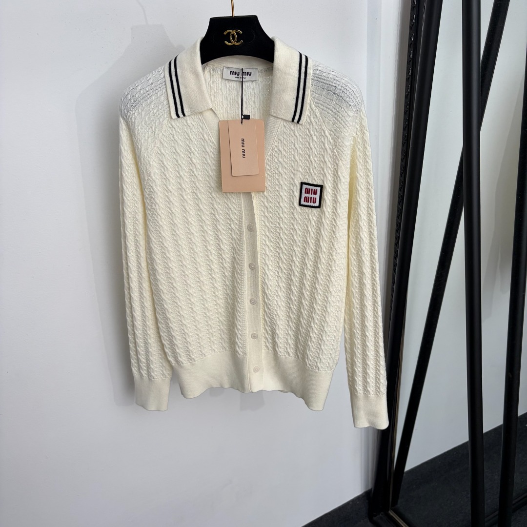 NO:943492,Model No. 20265919 Miumi* new logo letter lapel long-sleeved knitted cardigan, off-white, SML, [S size bust 90, sleeve length 68, length 59; weight 0.405kg], Miumiu-clothing, miumiu,19860909款号20265919 Miumi*新款 logo字母翻领长袖针织开衫,米白色,SML,【S码胸围90,袖长68,长59；重量0.405kg】,缪缪-服装,miumiu,,Women's clothing