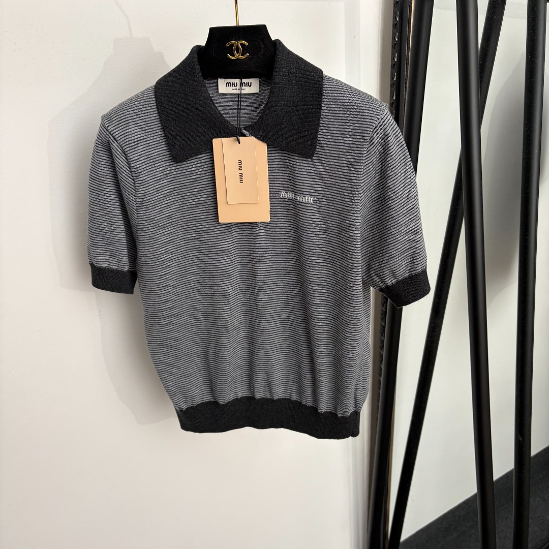 NO:943499,Model number 20265921 Miumi* new logo letter Polo collar striped short-sleeved wool sweater top, gray, SML, [M size shoulder width 37, chest 92, sleeve length 23, length 55; weight 0.255kg], Miumiu-clothing, miumiu, T-shirt,19860909款号20265921 Miumi*新款 logo字母Polo领条纹短袖羊毛针织衫上衣,灰色,SML,【M码肩宽37,胸围92,袖长23,长55；重量0.255kg】,缪缪-服装,miumiu,T-shirt,,Women's clothing