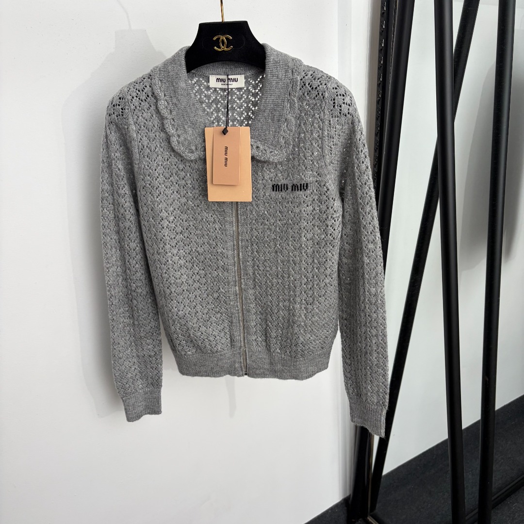 NO:943503,Model number 20265922 Miumi* new logo letter zipper lapel hollow long-sleeved wool knitted cardigan, gray, SML, [S size bust 88, sleeve length 60, length 54; weight 0.295kg], Miumi-clothing, miumiu,19860909款号20265922 Miumi*新款 logo字母拉链翻领镂空长袖羊毛针织开衫,灰色,SML,【S码胸围88,袖长60,长54；重量0.295kg】,缪缪-服装,miumiu,,Women's clothing
