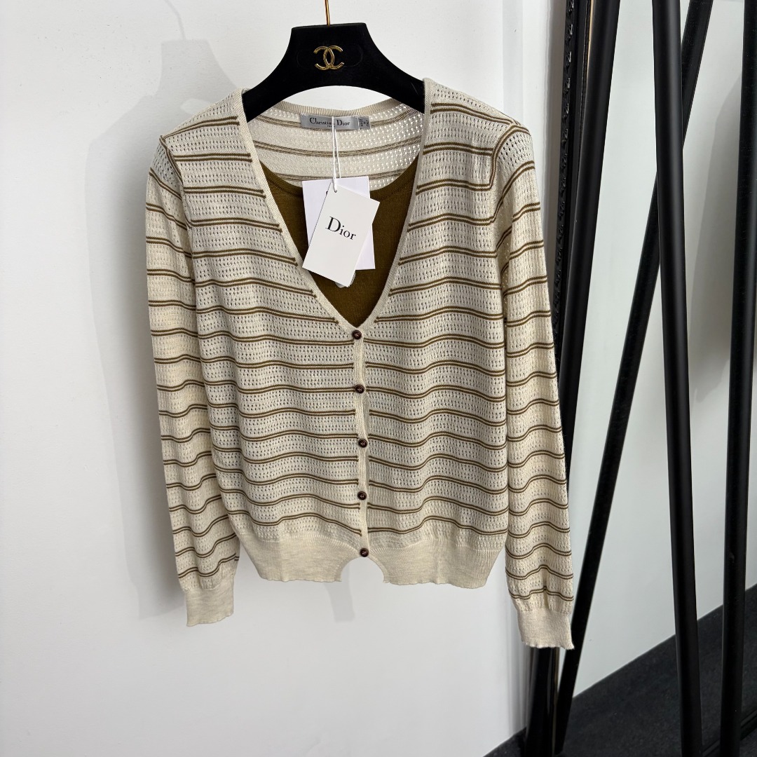 NO:943502,Model No. 20265923 Dio*new style little bee embroidery fake two-piece spliced ​​lining V-neck long-sleeved striped knitted cardigan, off-white, 36 38 40, [size 38 shoulder width 36, bust 92, sleeve length 57, length 54; weight 0.190kg], Dior-clothing, dior, dior,19860909款号20265923 Dio*新款 小蜜蜂刺绣假两件拼接里衬V领长袖条纹针织开衫,米白色,36 38 40,【38码肩宽36,胸围92,袖长57,长54；重量0.190kg】,迪奥-服装,dior,dior,,Women's clothing