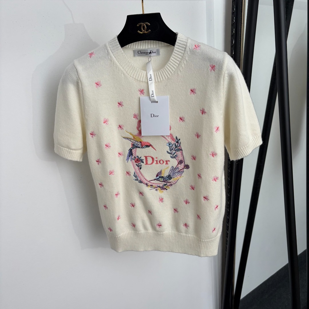 NO:943506,Model number 20265924 Dio* new style pullover short-sleeved wool sweater with flower and bird embroidery letters, white, 36 38 40, [38 size chest 92, sleeve length 22, length 55; weight 0.265kg], Dior-clothing, dior, dior, T-shirt,19860909款号20265924 Dio*新款 花鸟刺绣字母套头短袖羊毛针织衫,白色,36 38 40,【38码胸围92,袖长22,长55；重量0.265kg】,迪奥-服装,dior,dior,T-shirt,,Women's clothing