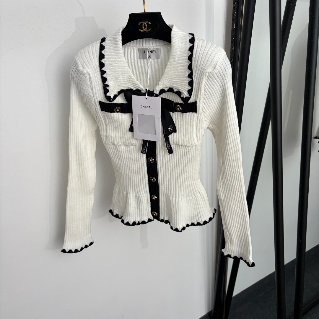 NO:943528,Model No. 20265927 Chane's latest style bow camellia button lapel long-sleeved knitted cardigan top, with shoulder pads, white, black, [one size fits all bust 64, sleeve length 56, length 51; weight 0.295kg], Chanel - Clothing, chanel, chanel,19860909款号20265927 Chane*新款 蝴蝶结山茶花纽扣翻领长袖针织开衫 上衣,带垫肩,白色,黑色,【均码胸围64,袖长56,长51；重量0.295kg】,香奈儿-服装,chanel,chanel,,Women's clothing