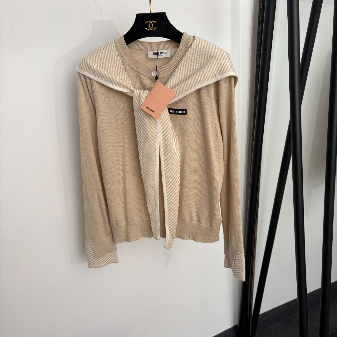 NO:943507,Model No. 20265944 Miumi's latest striped hooded shawl long-sleeved knitted cardigan top, off-white, khaki, gray, 36 38 40, [size 36 shoulder width 37, bust 98, sleeve length 64, length 58; weight 0.255kg], Miumiu-clothing, miumiu, shawls, hats,19860909款号20265944 Miumi*新款 条纹连帽披肩长袖针织开衫上衣,米白色,卡其色,灰色,36 38 40,【36码肩宽37,胸围98,袖长64,长58；重量0.255kg】,缪缪-服装,miumiu,shawls,hats,,Women's clothing